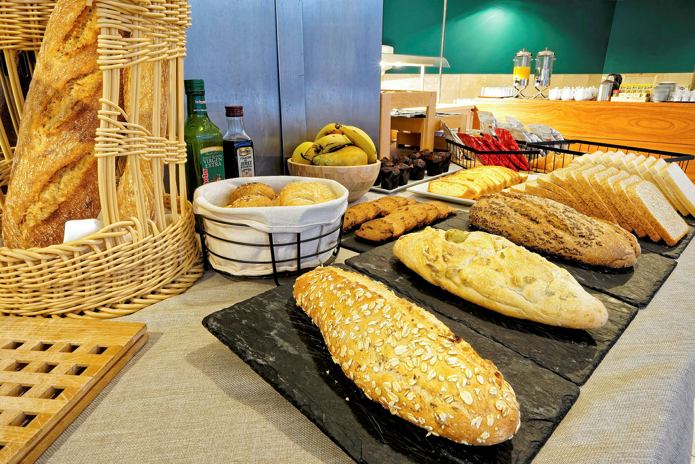 Buffetbord med forskjellige typer brød og tilbehør. (AI-generert tekst)