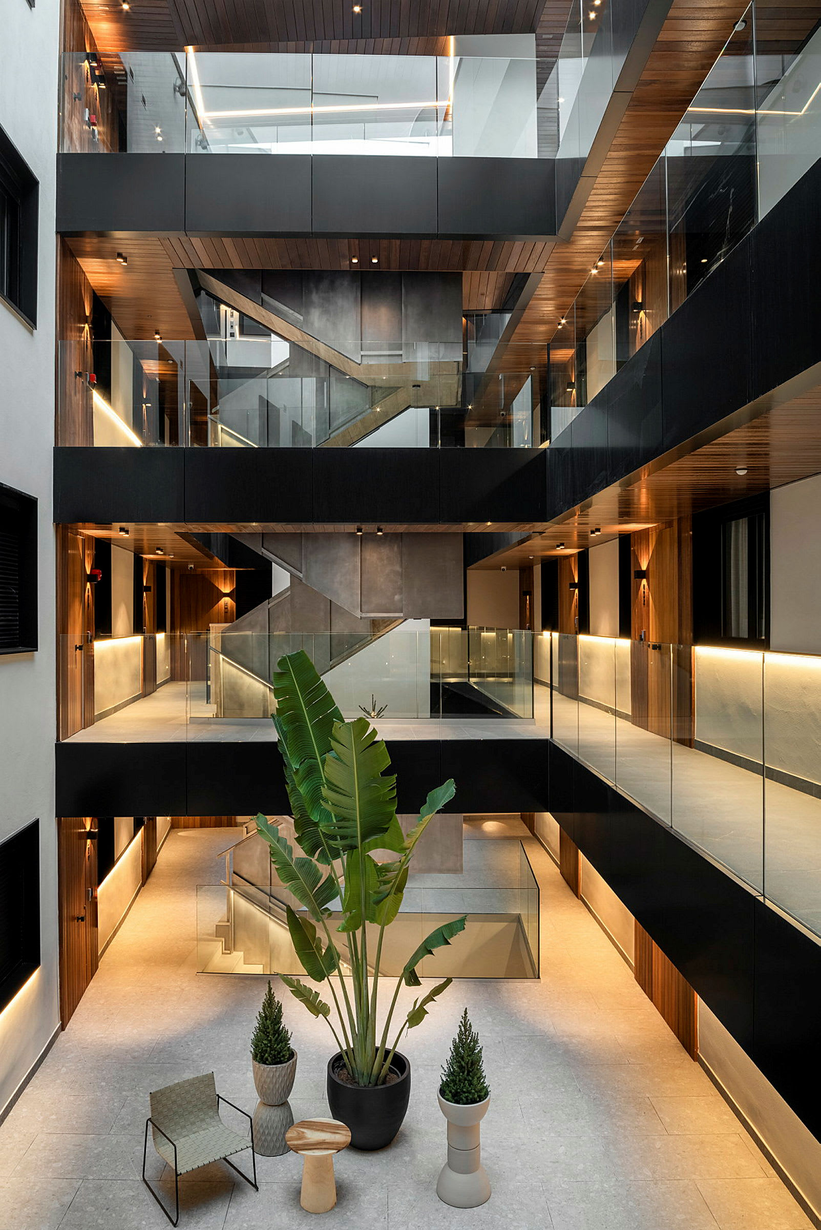 Moderne hotellinteriør med romslig design og plantepynt. (AI-generert tekst)