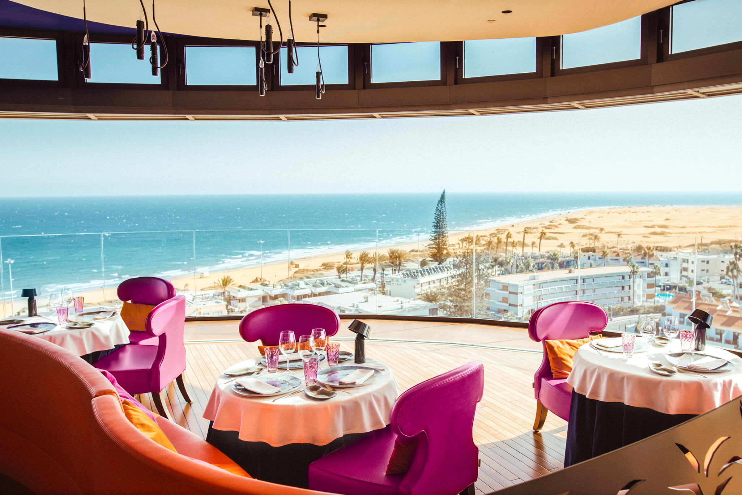 En restaurant med utsikt over havet og stranden. (AI-generert tekst)