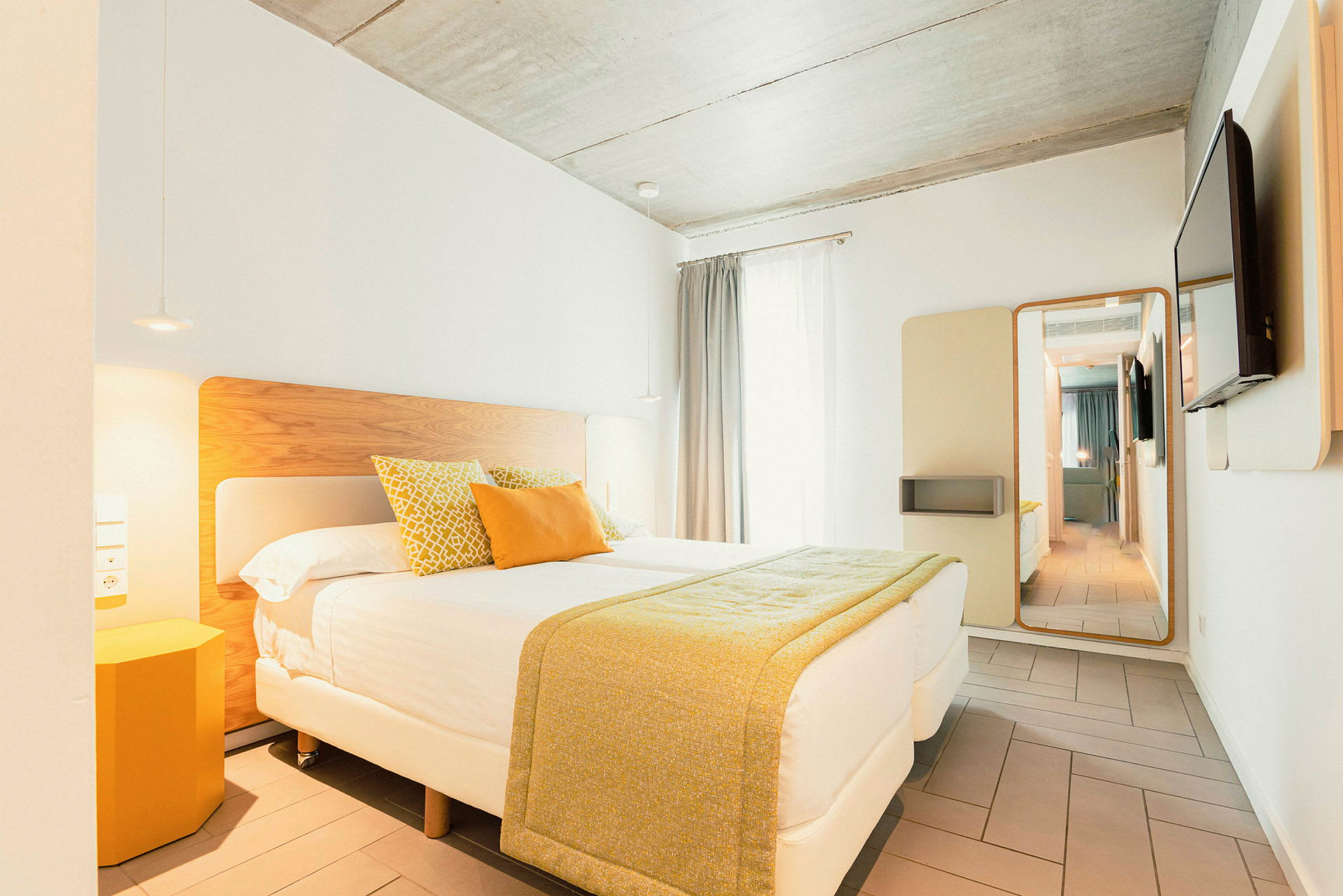 Moderne innredet hotellrom med en stor seng og gullfargede detaljer. (AI-generert tekst)