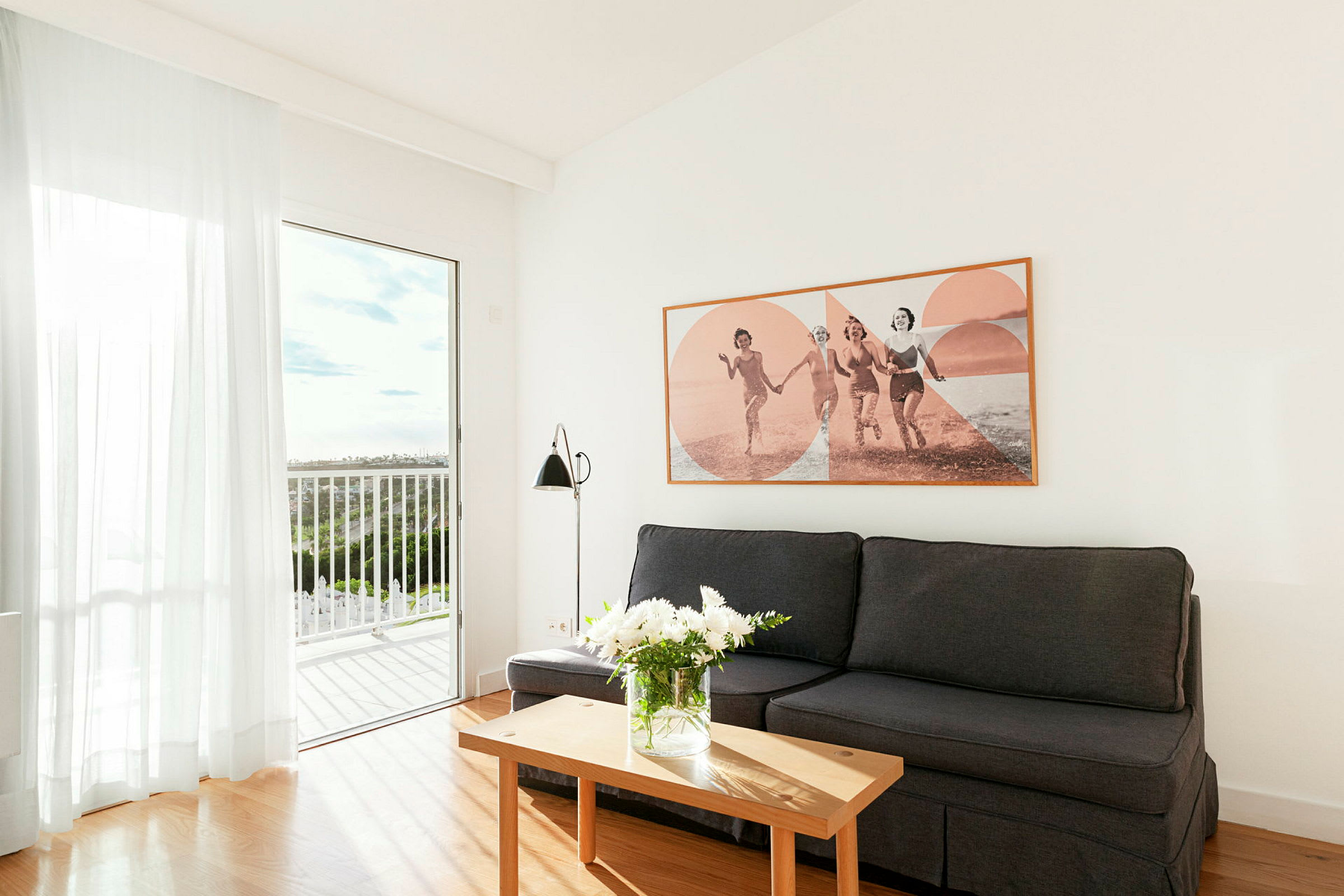 En stue med en sofa, et salongbord og et bilde på veggen. (AI-generert tekst)