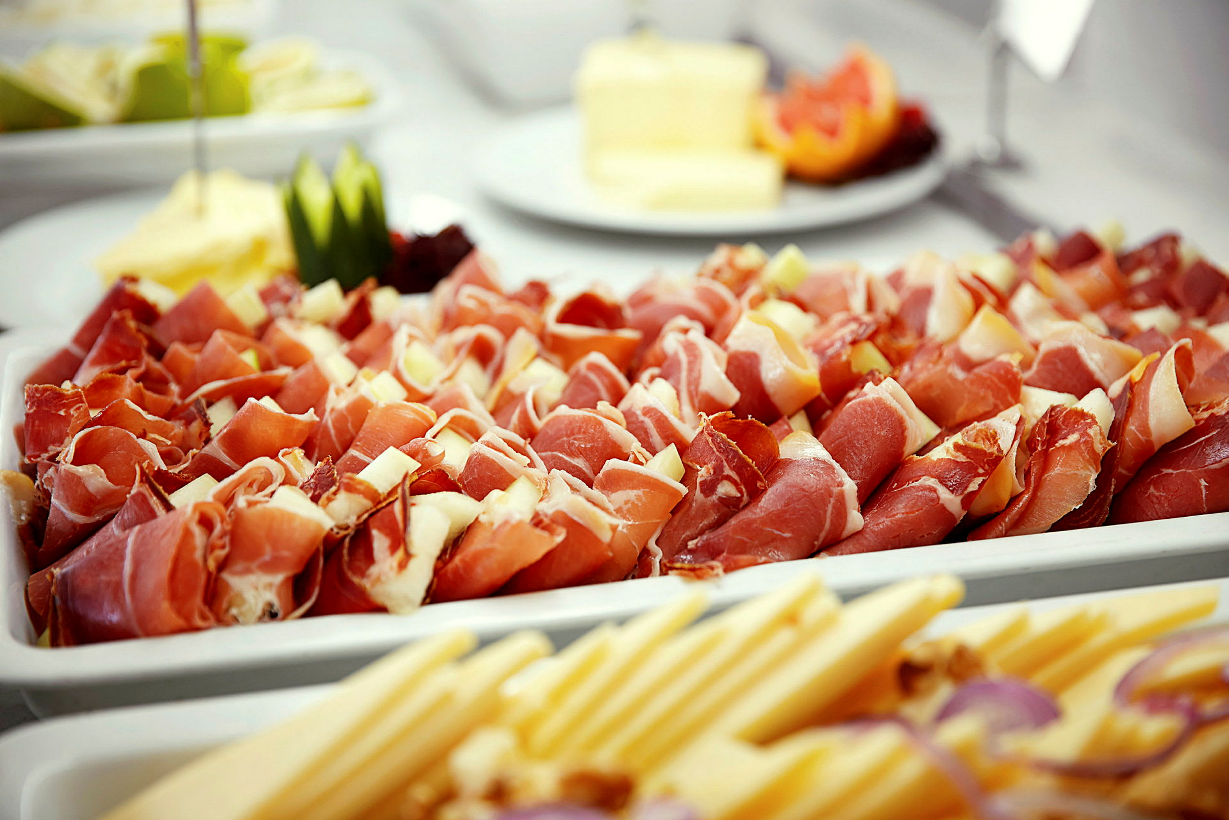 Nærbilde av et fat med serrano-innpakket ost på en buffet. (AI-generert tekst)