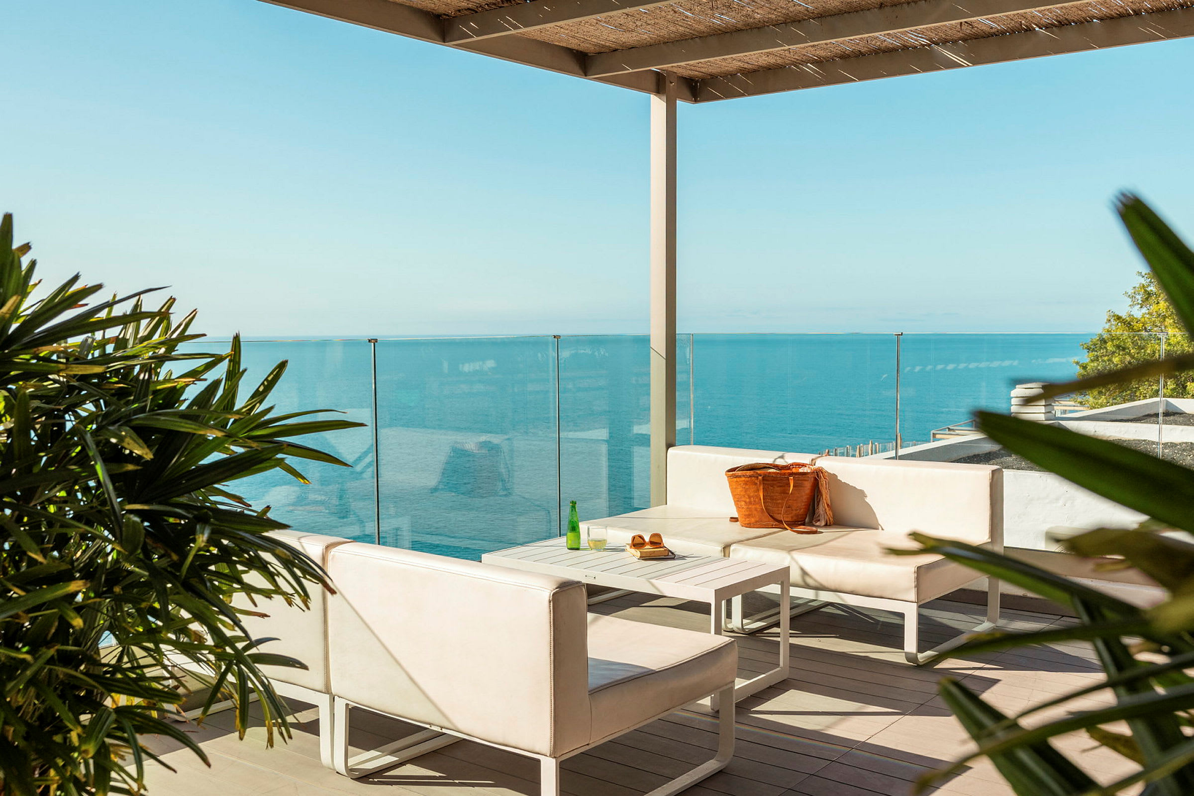 Moderne terrasse med møbler og havutsikt. (AI-generert tekst)