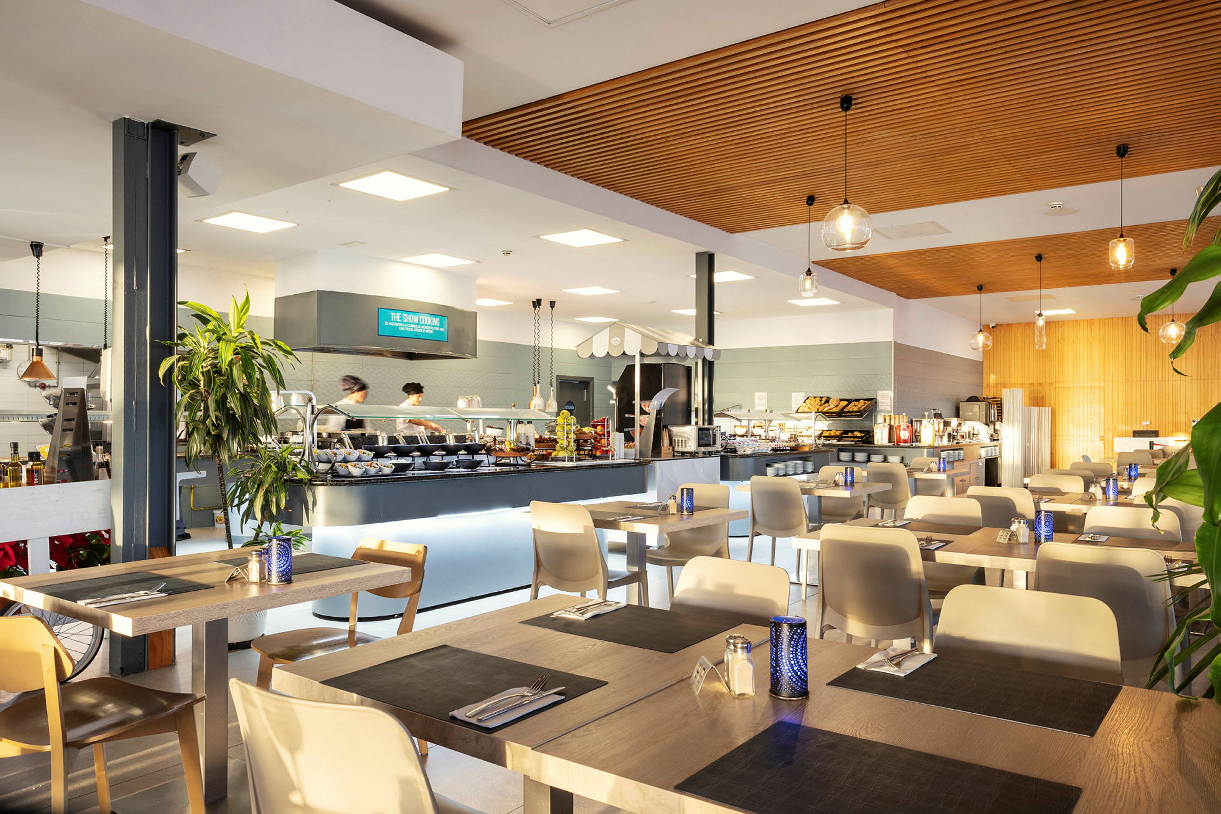 Interiør av en restaurant med moderne innredning og et serveringsområde. (AI-generert tekst)