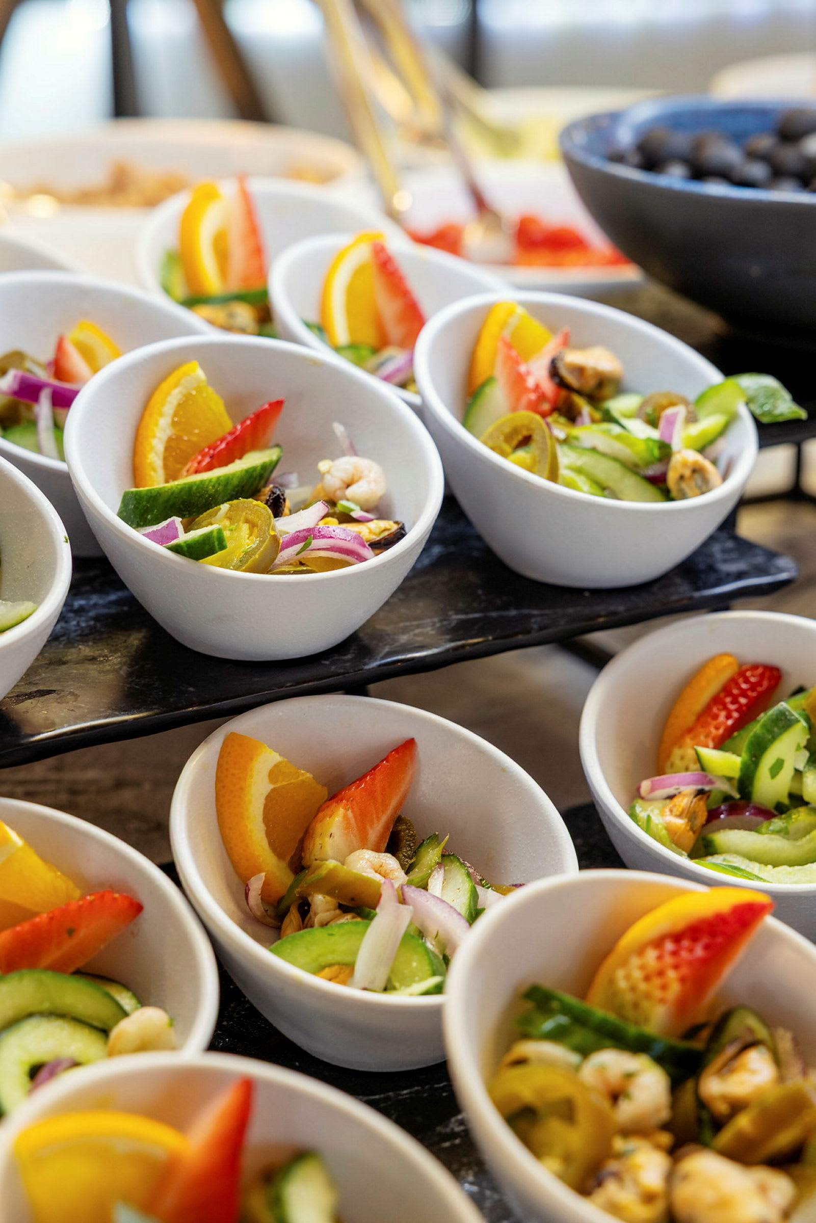 Små skåler fylt med fargerik salat. (AI-generert tekst)