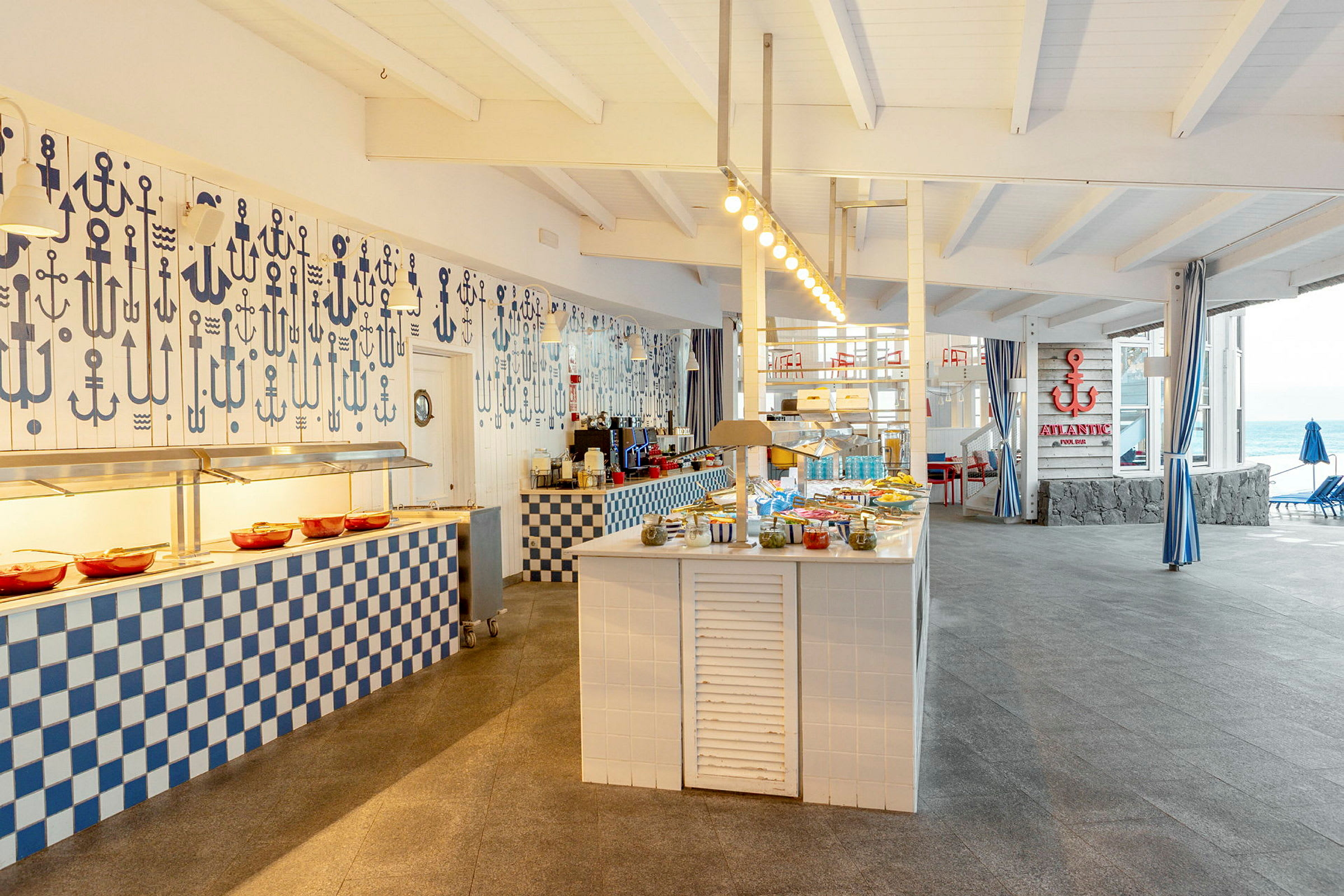 Bilde av en bufférestaurant med maritimt tema, med oppdekkede bord og dekorasjoner. (AI-generert tekst)