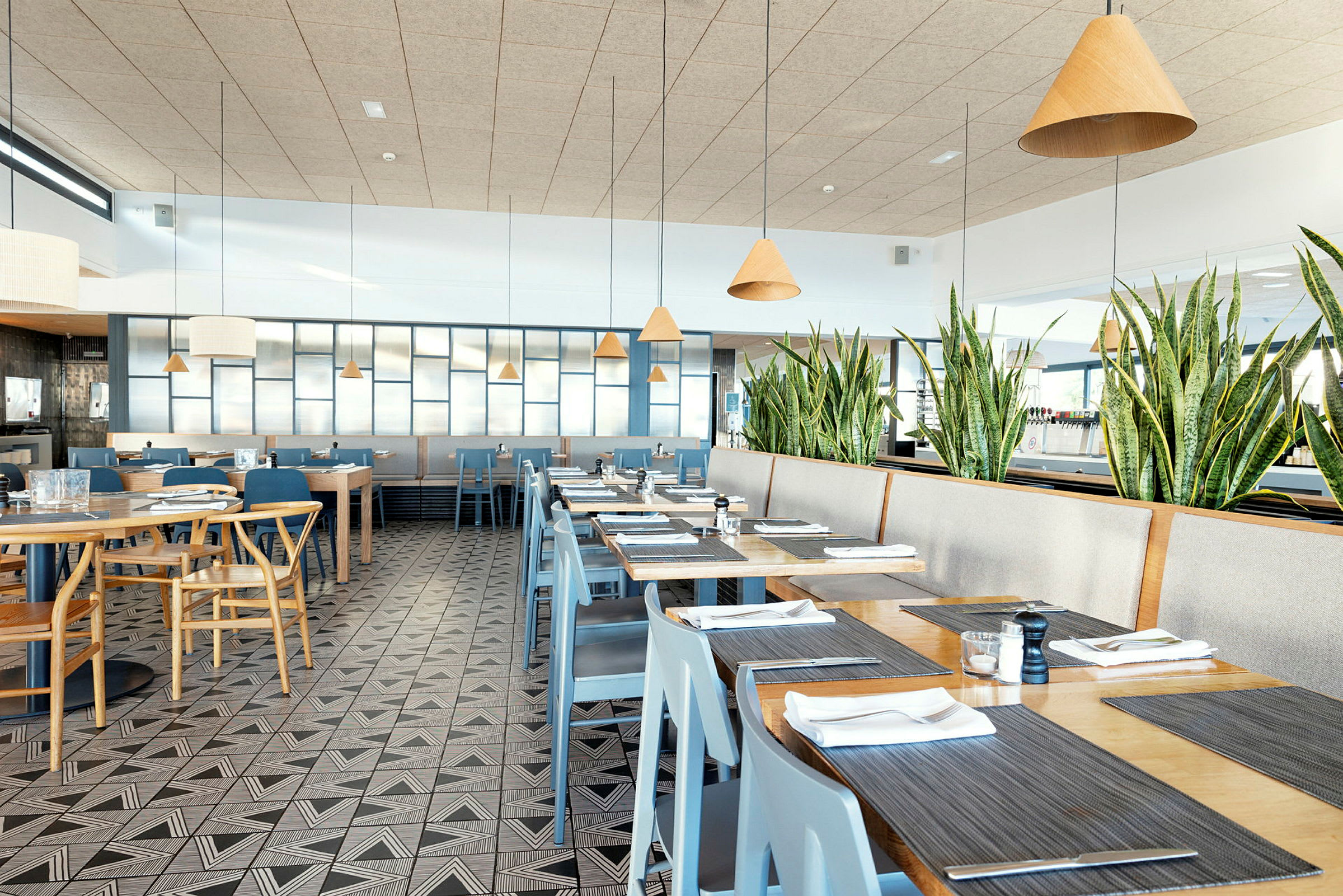 Bilde av en restaurant med moderne møbler. (AI-generert tekst)