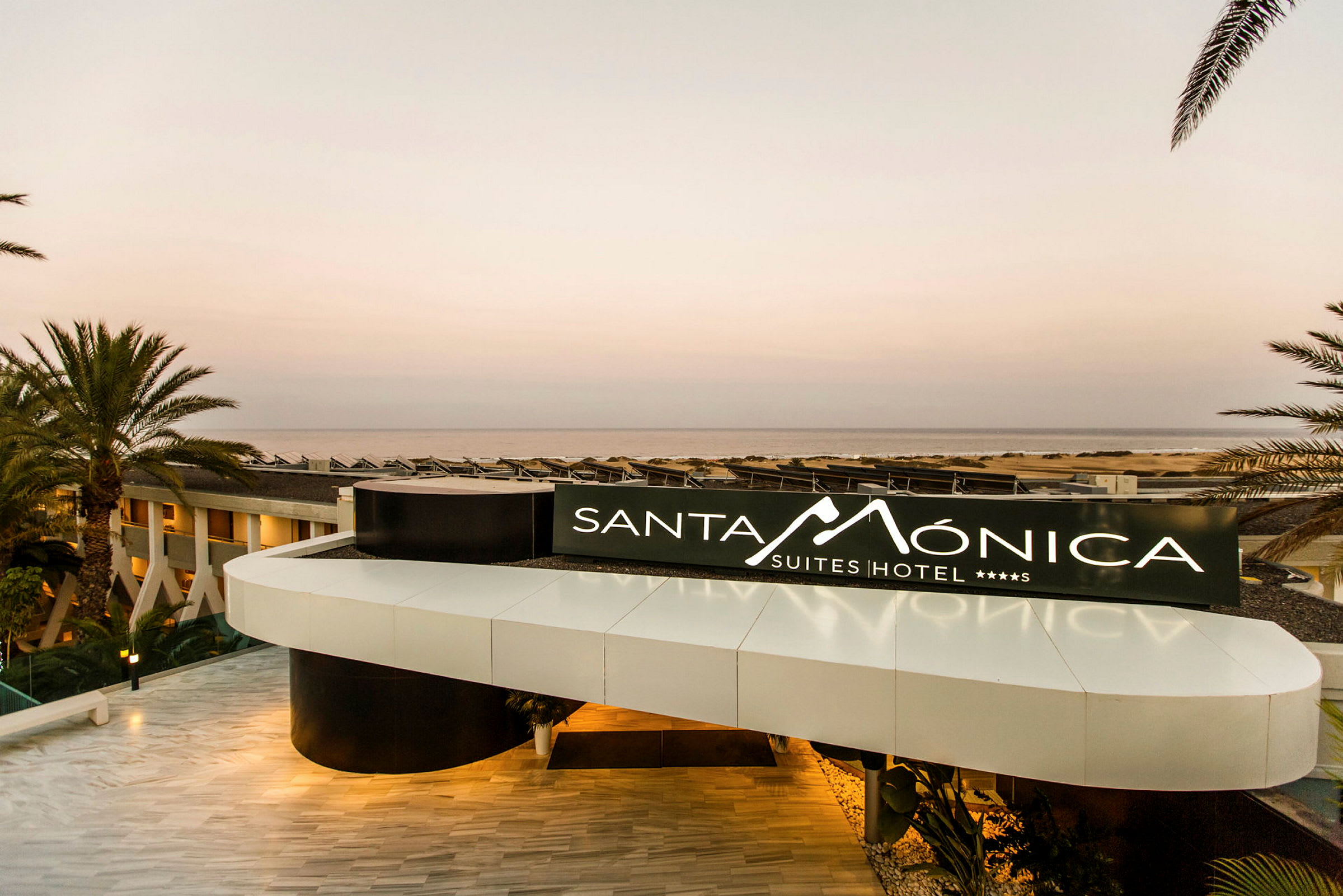 Inngang med skilt for Santa Monica Suites Hotel. (AI-generert tekst)