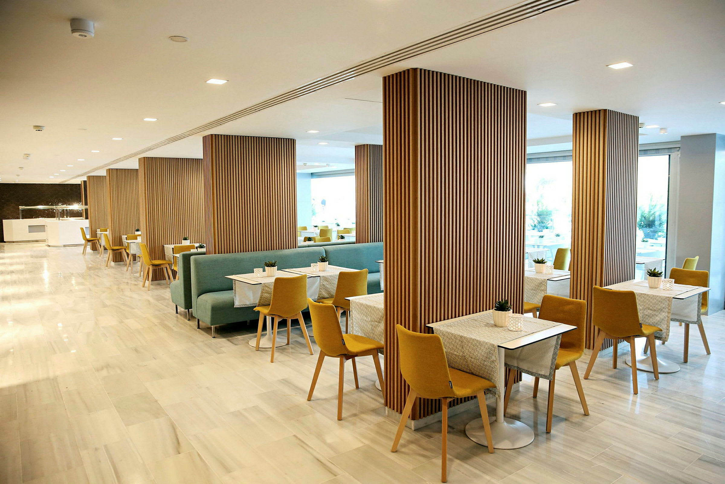 Moderne restaurant med bord og stoler. (AI-generert tekst)