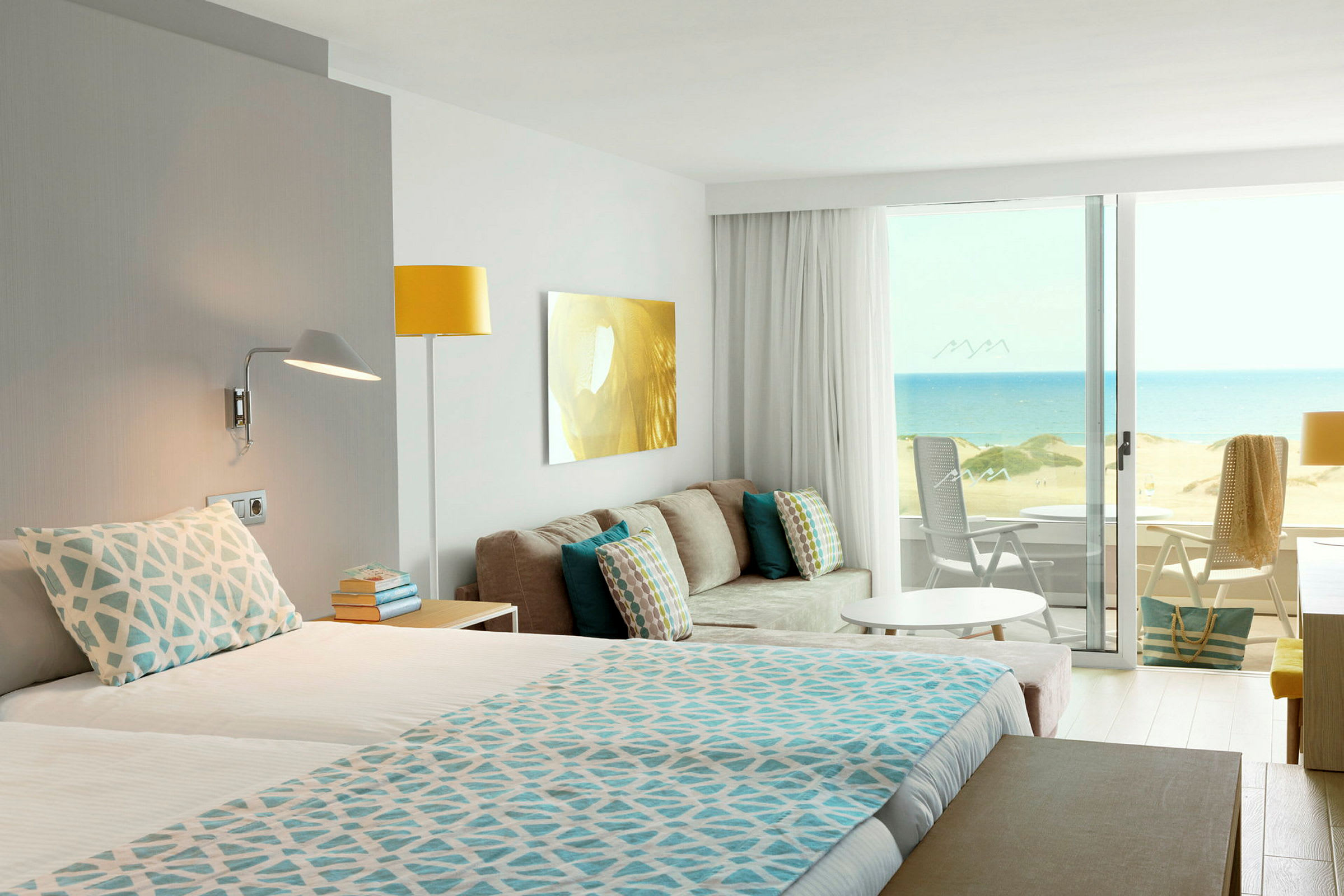 Hotellrom med utsikt over en sandstrand og havet. (AI-generert tekst)