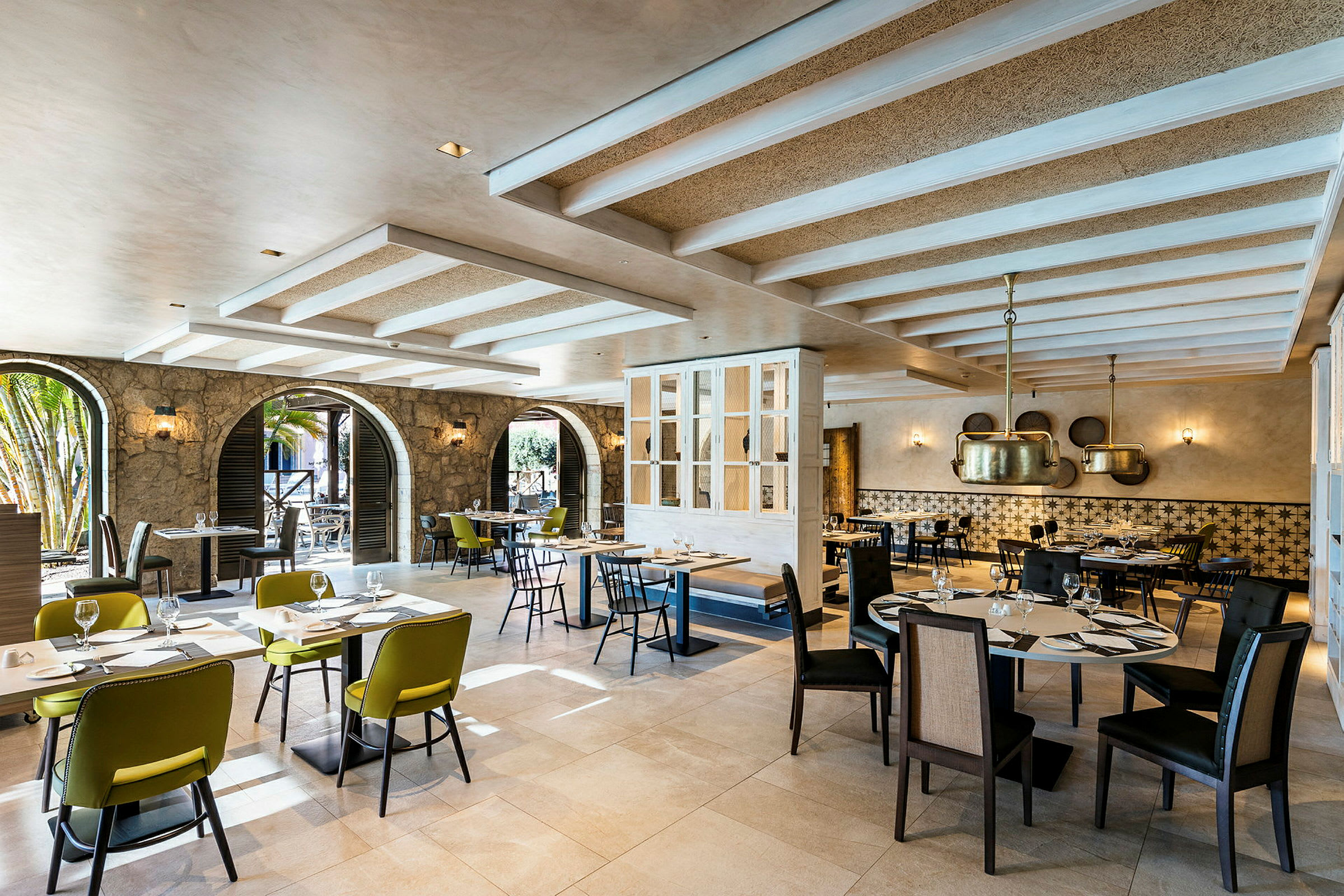 Lys restaurant med moderne møbler og steinvegger. (AI-generert tekst)
