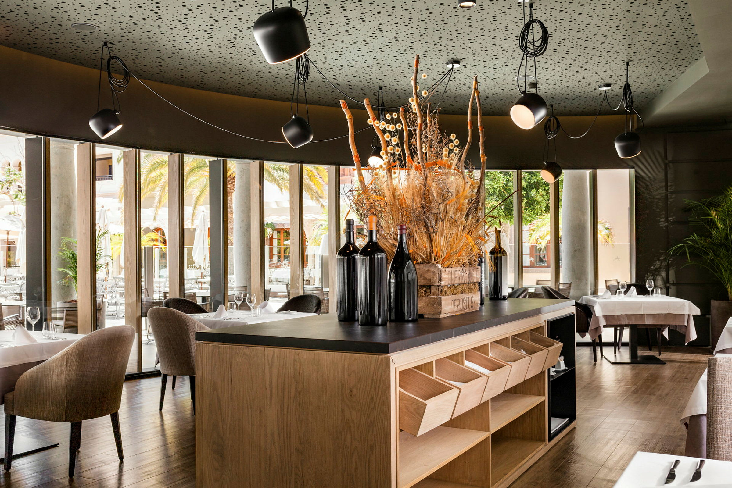 En moderne restaurant med store glassvinduer og en dekorert bar. (AI-generert tekst)