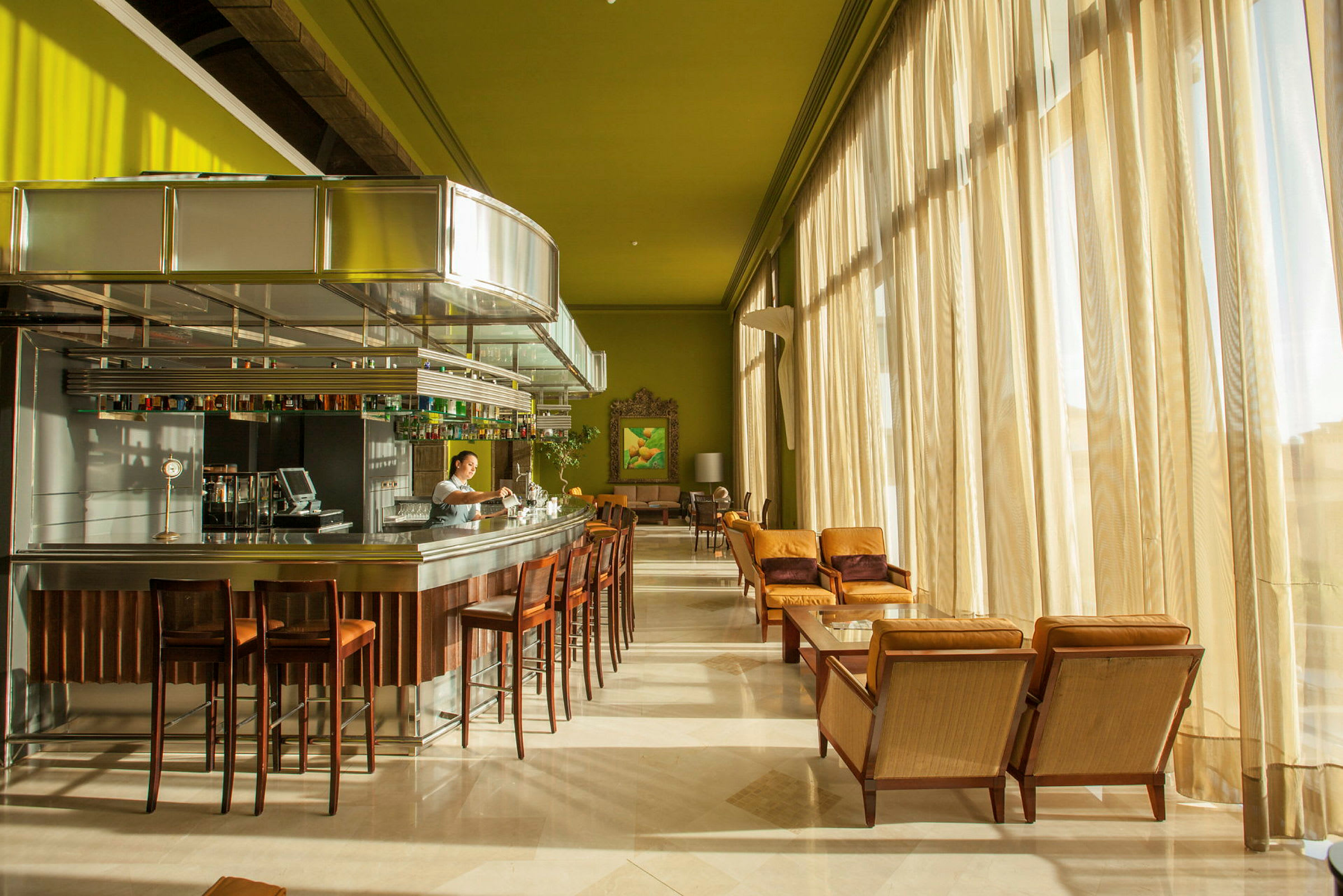 Elegant bar med moderne stoler og bord ved store vinduer. (AI-generert tekst)