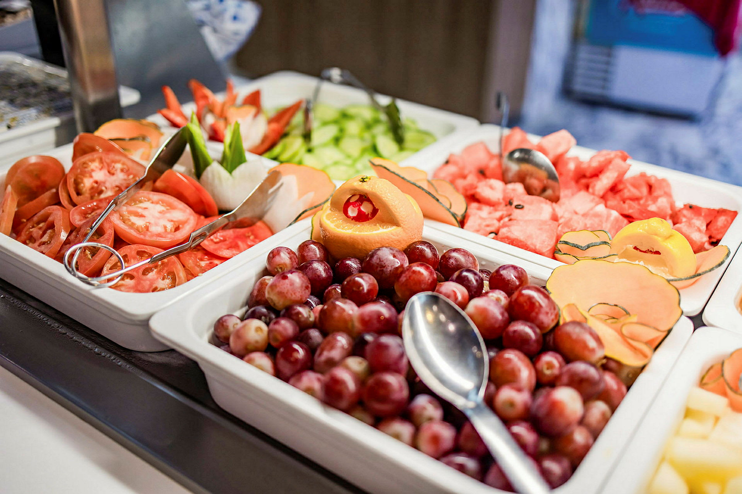 Buffet med ferske grønnsaker og frukt. (AI-generert tekst)