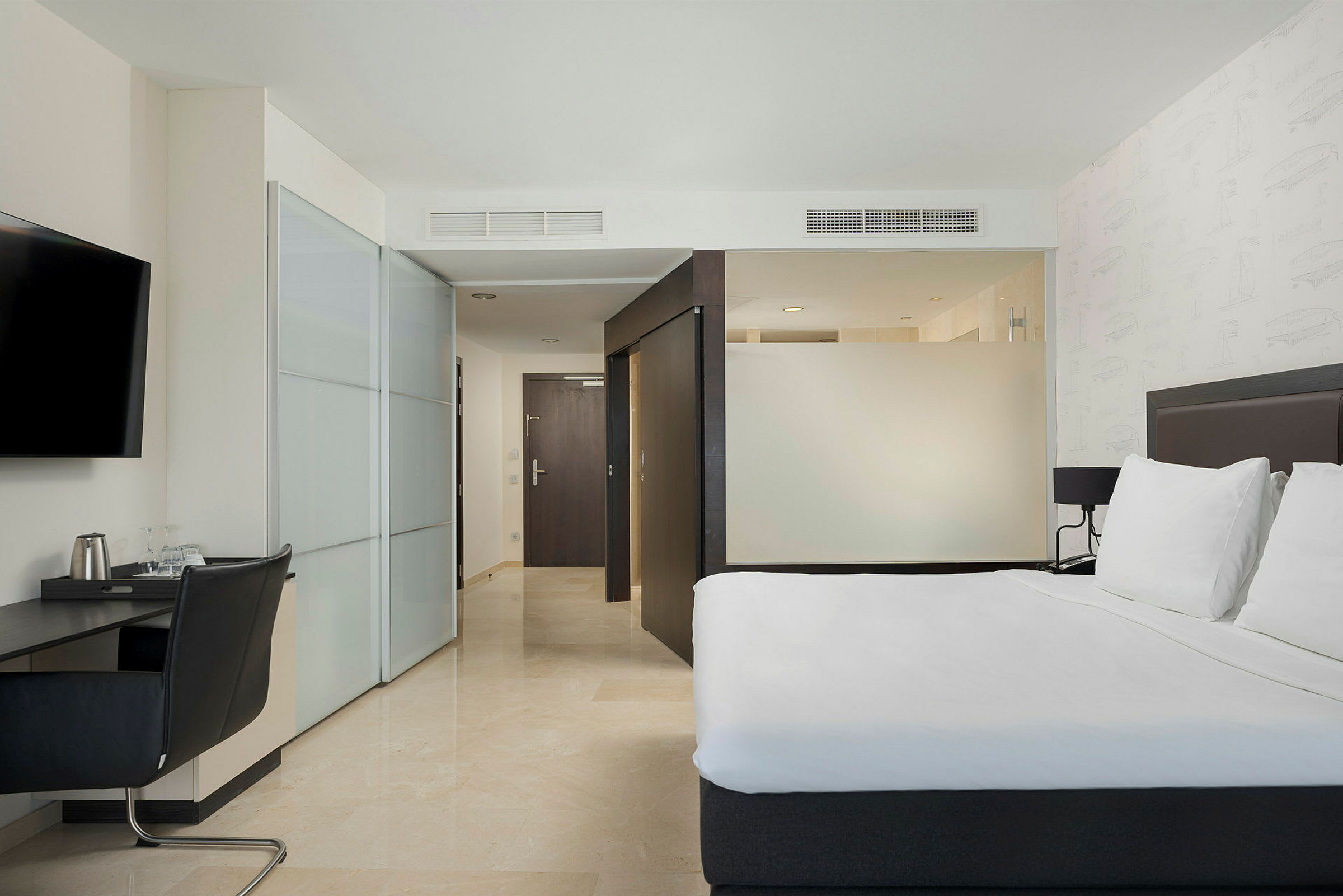 Et moderne hotellrom med en dobbeltseng, skrivebord og stol. (AI-generert tekst)
