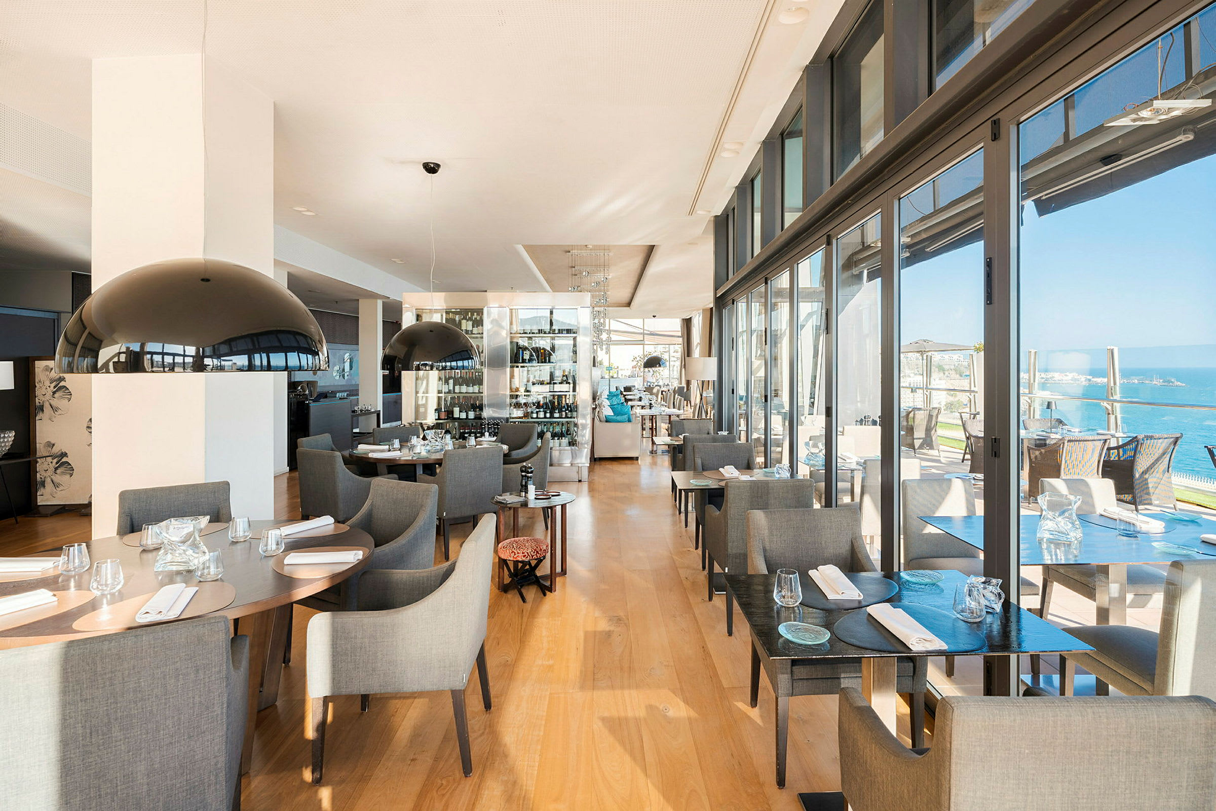 En moderne restaurant med utsikt over sjøen. (AI-generert tekst)