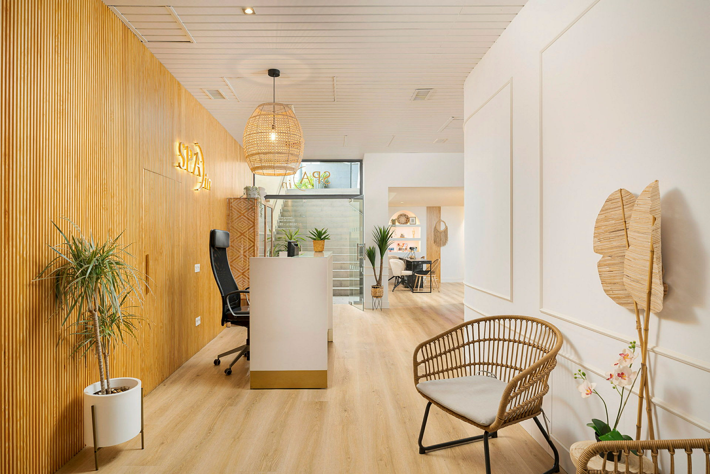 Resepsjonen på et spa med lyse treelementer og moderne møbler. (AI-generert tekst)