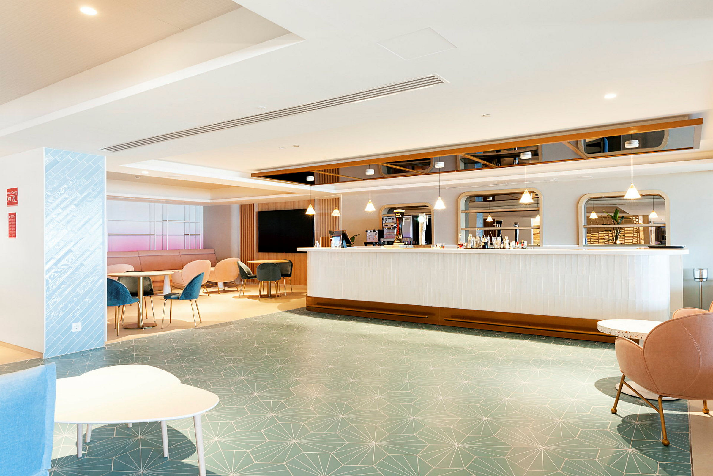 Interiør av en moderne hotellbar med sitteplasser og lys innredning. (AI-generert tekst)