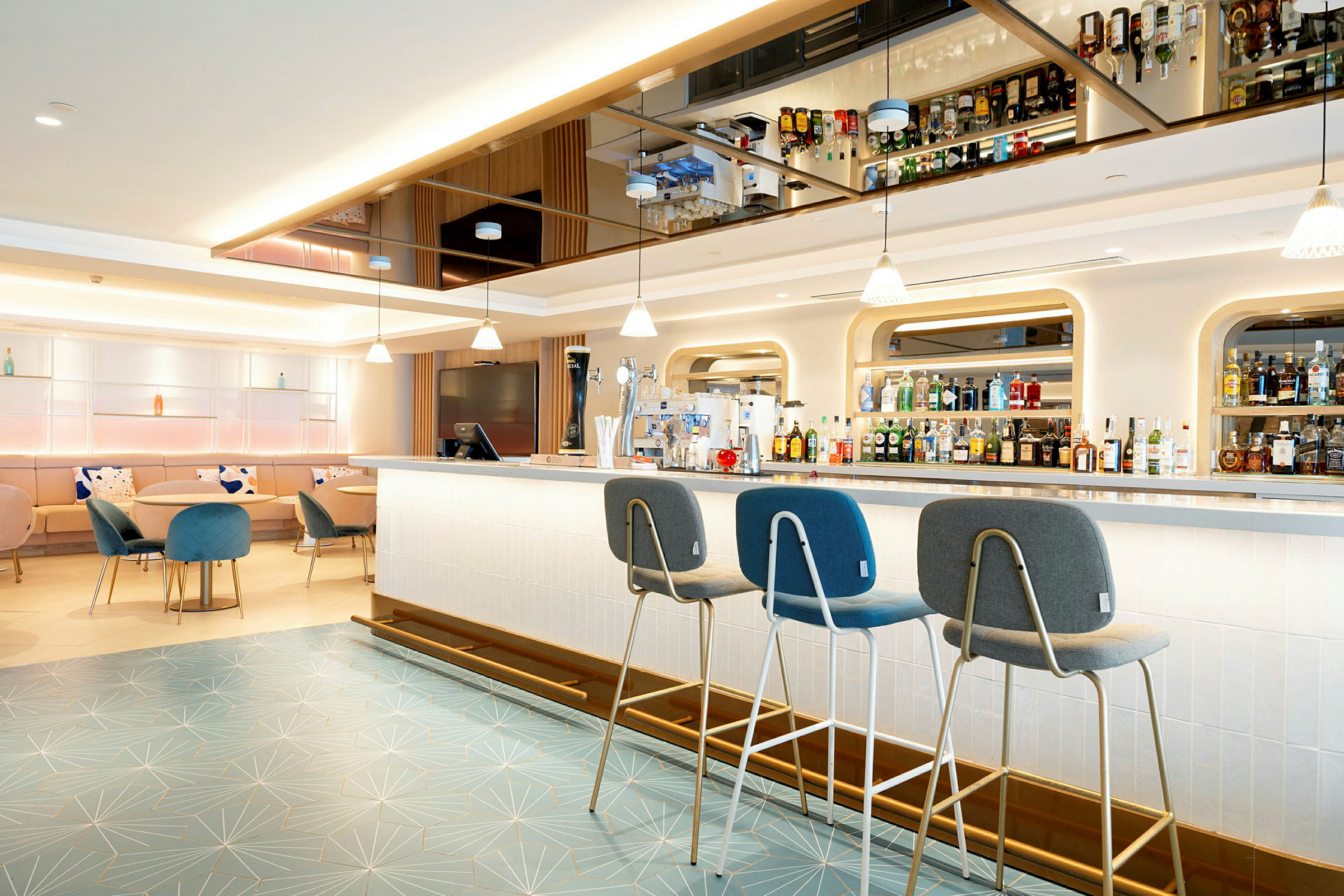 Moderne hotellbar med sitteplasser og hyller fulle av flasker. (AI-generert tekst)
