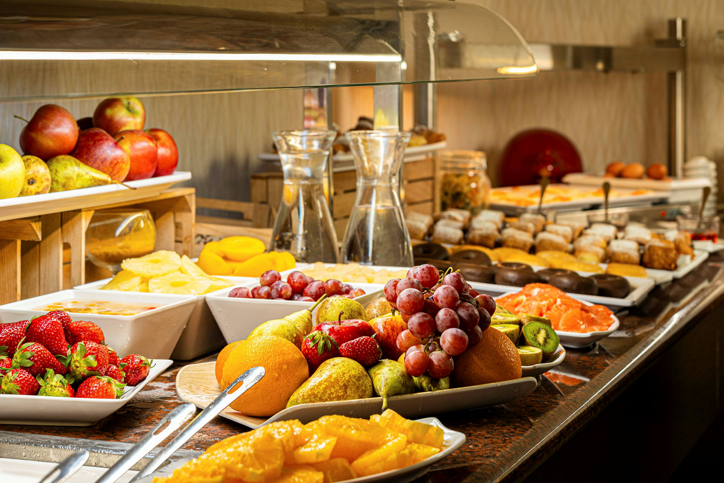 Buffet med ulike ferske frukter og bakverk. (AI-generert tekst)