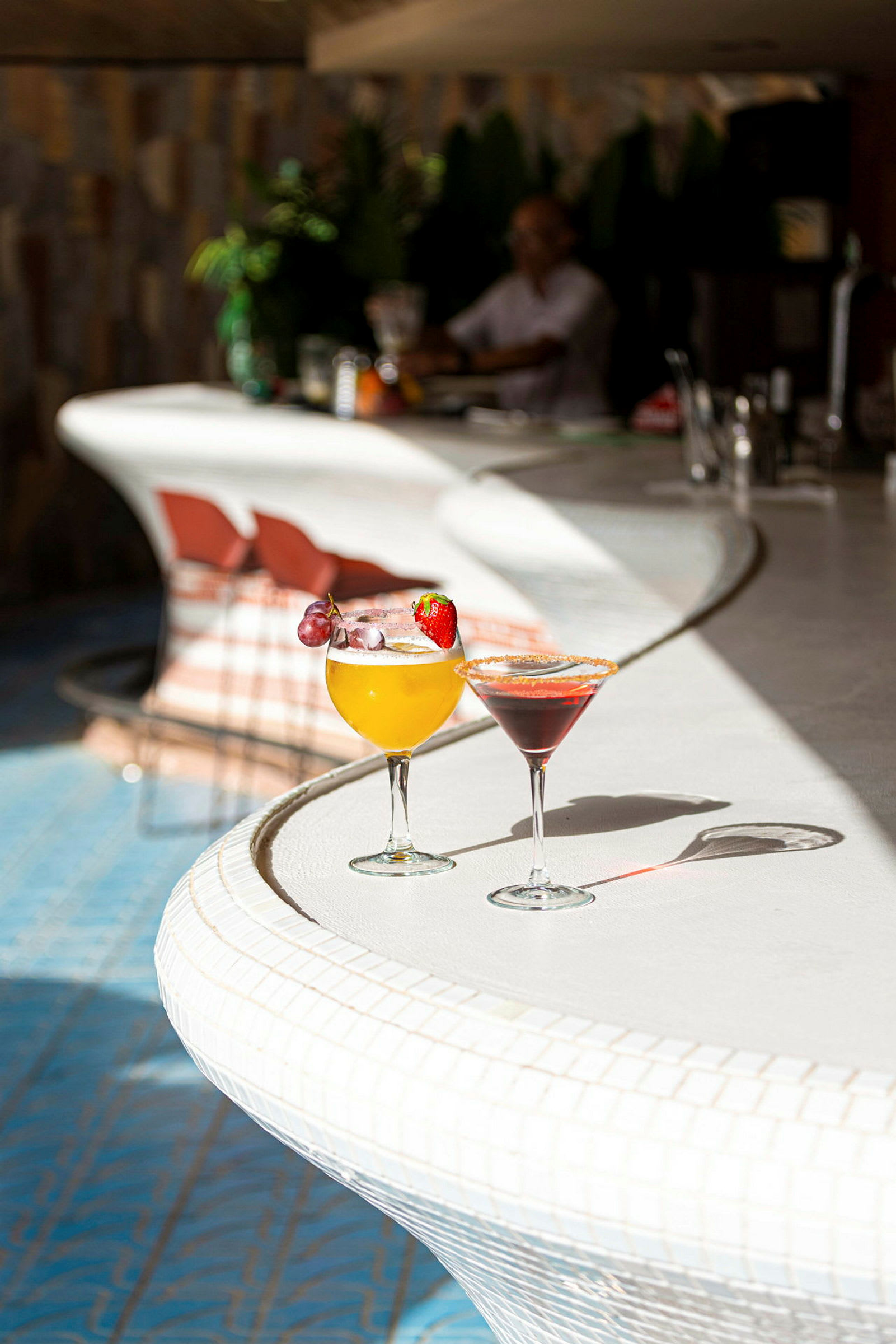 To cocktails står på en hvit bardisk. (AI-generert tekst)