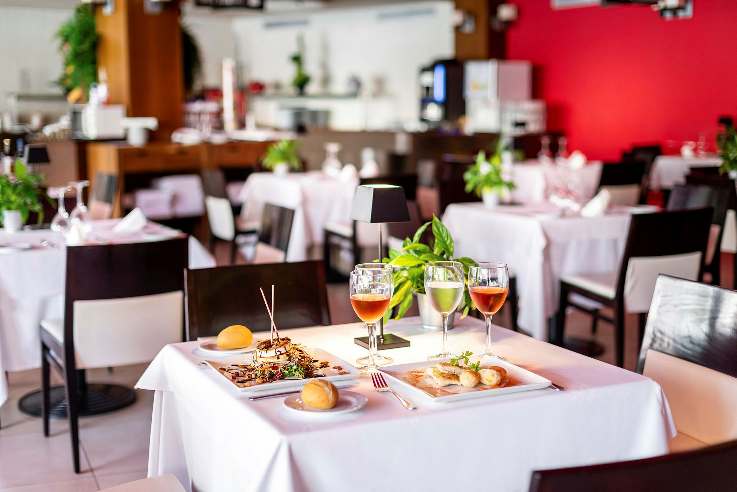 Dekket bord på restaurant med mat og drikke. (AI-generert tekst)