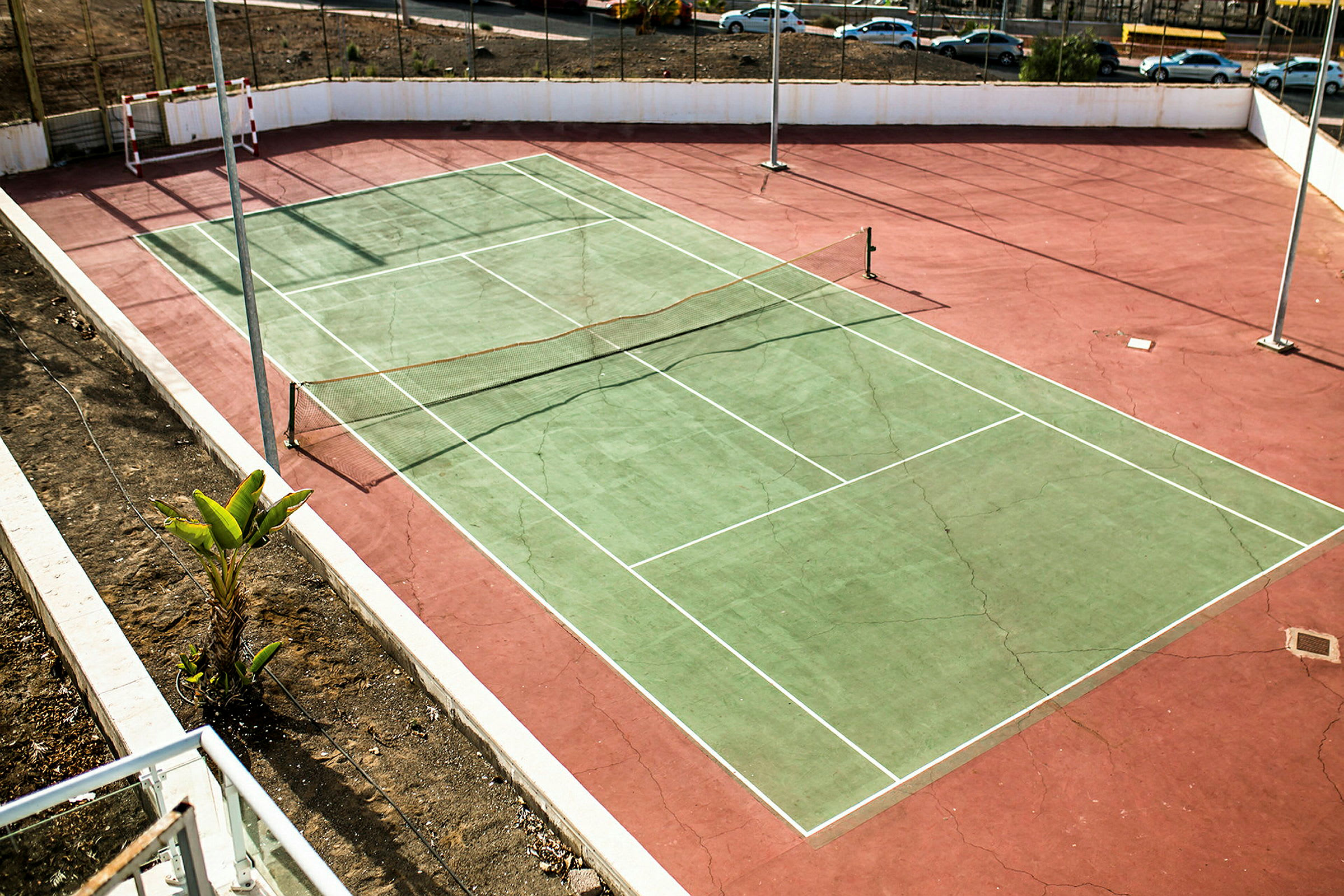 En åpen tennisbane med nett. (AI-generert tekst)