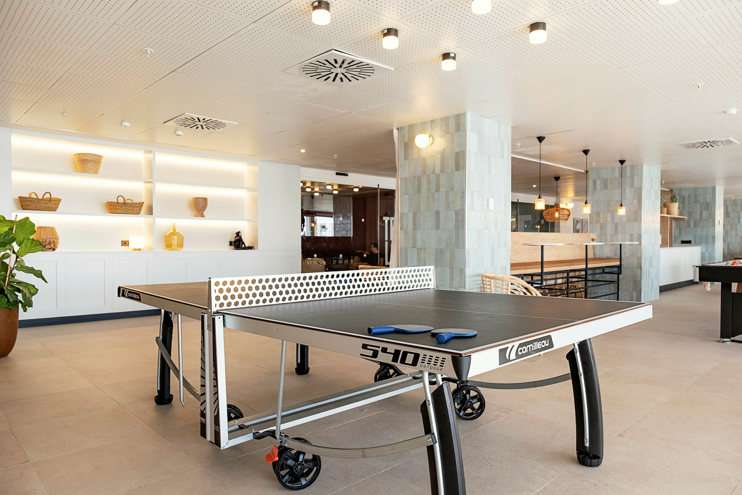 Bordtennisbord i et moderne og lyst lokale. (AI-generert tekst)
