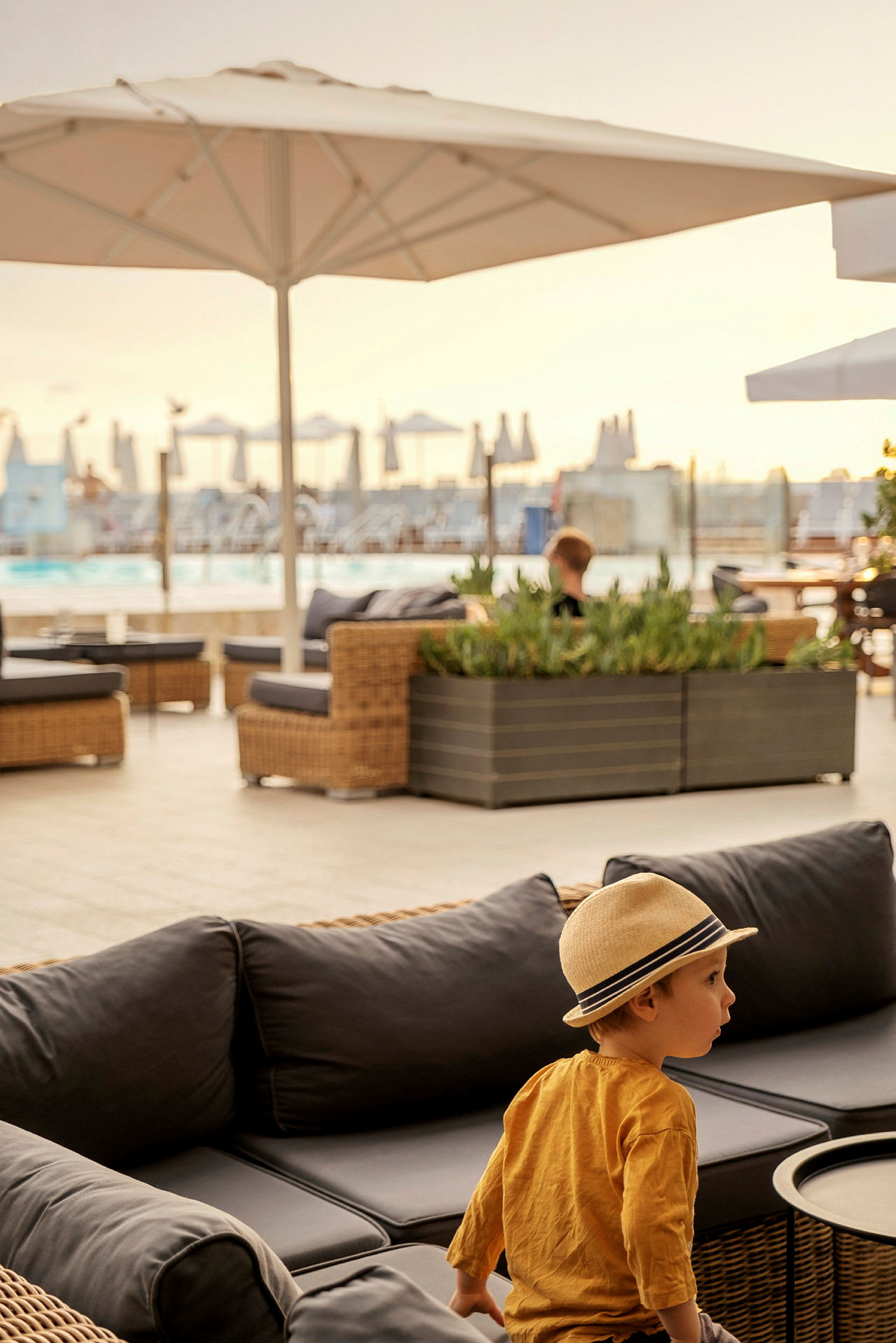 Terrasse med lounger møbler og utsikt mot bassengområdet. (AI-generert tekst)
