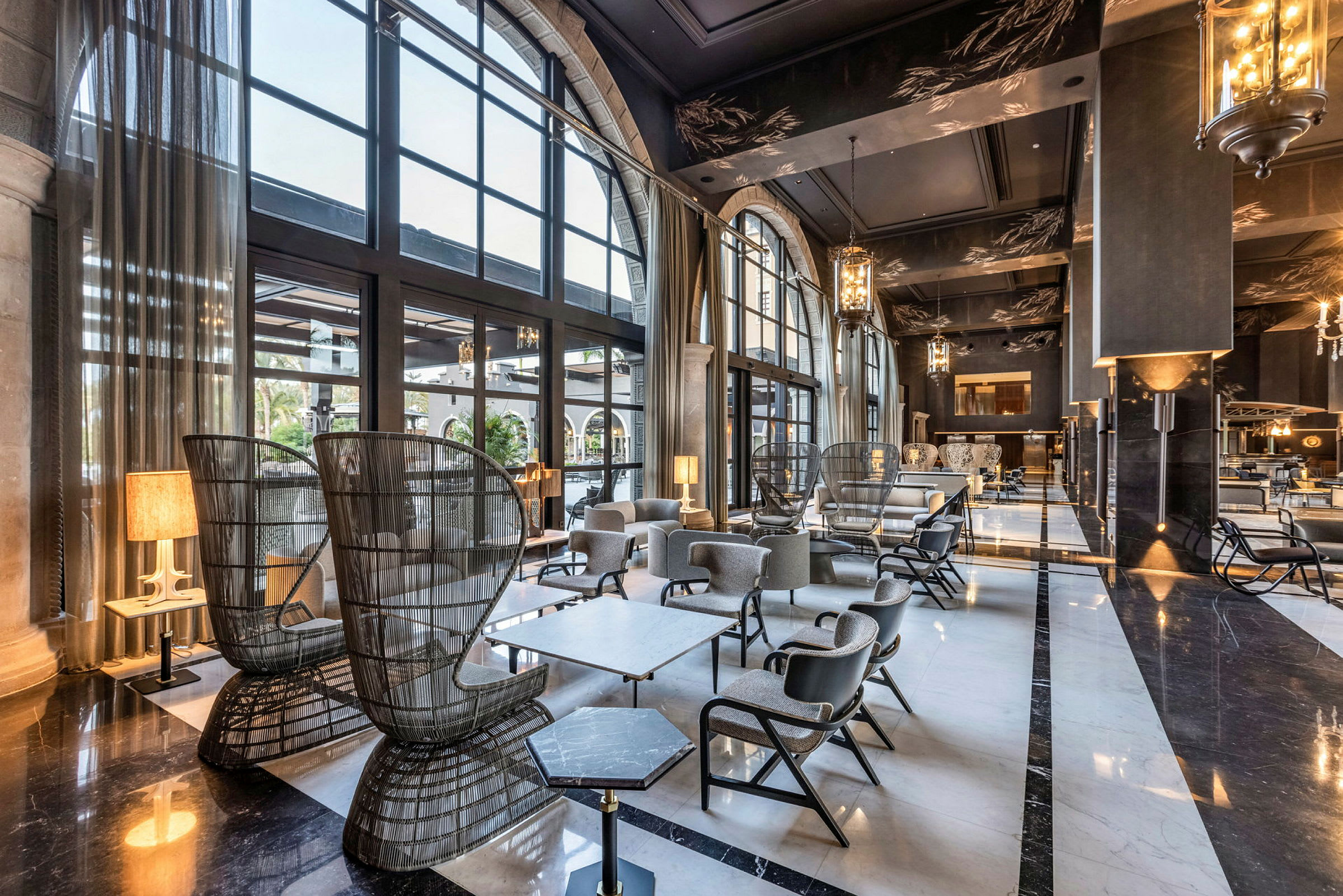 En elegant hotellobby med store vinduer, komfortable sitteplasser og moderne interiør. (AI-generert tekst)
