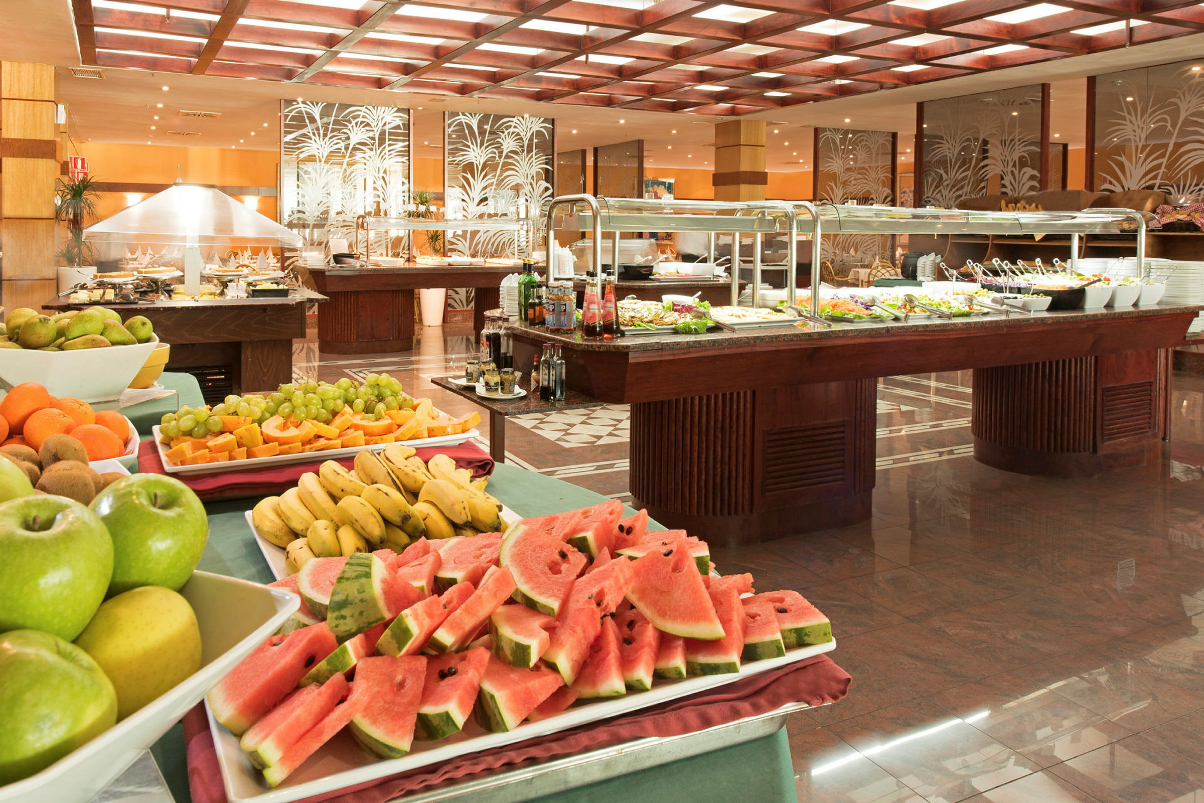 Buffet med frukt og salater. (AI-generert tekst)