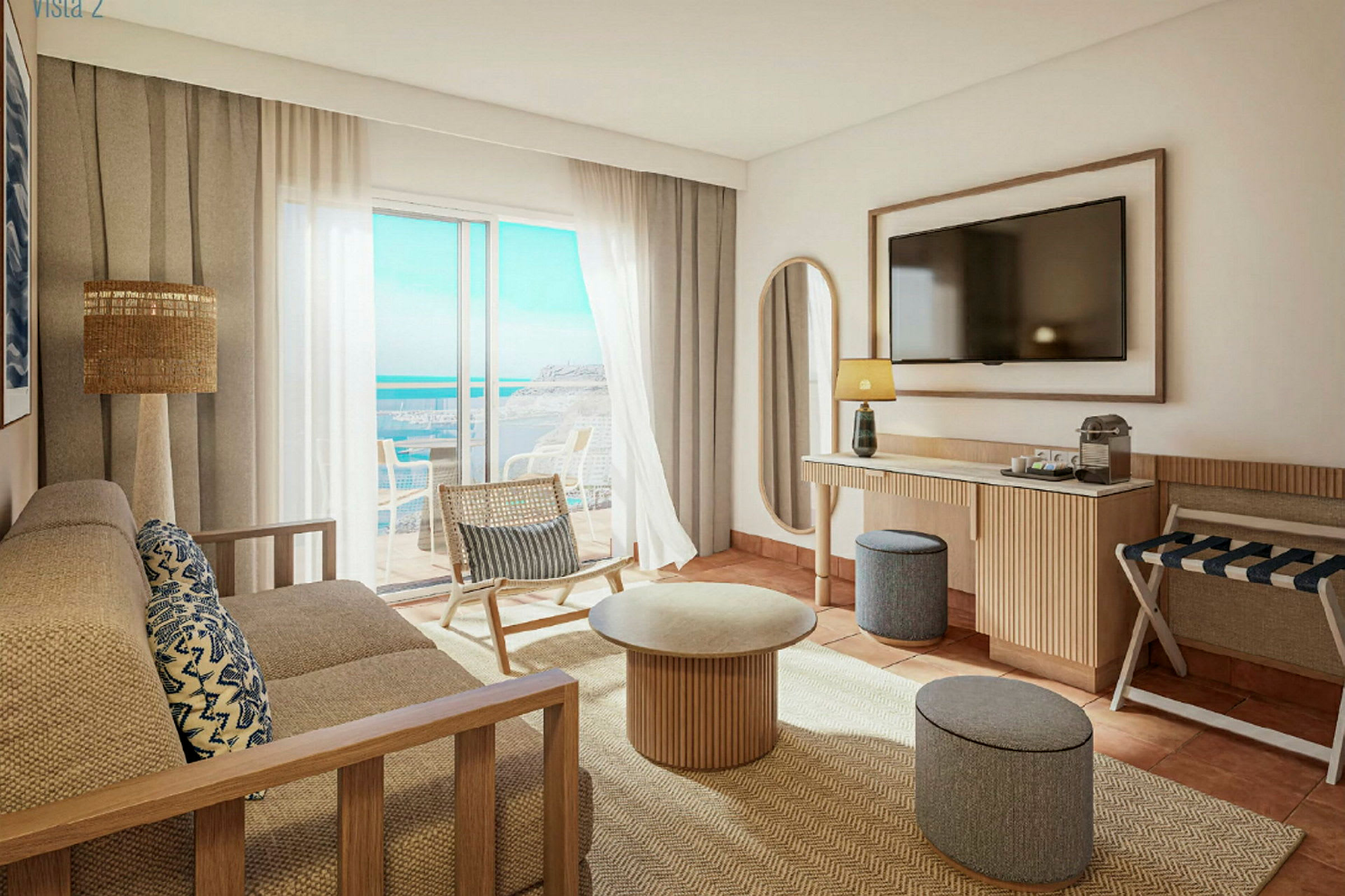 Et lyst og moderne hotellrom med utsikt over havet. Det er en sofa, et sofabord, en stol og en TV på veggen. (AI-generert tekst)