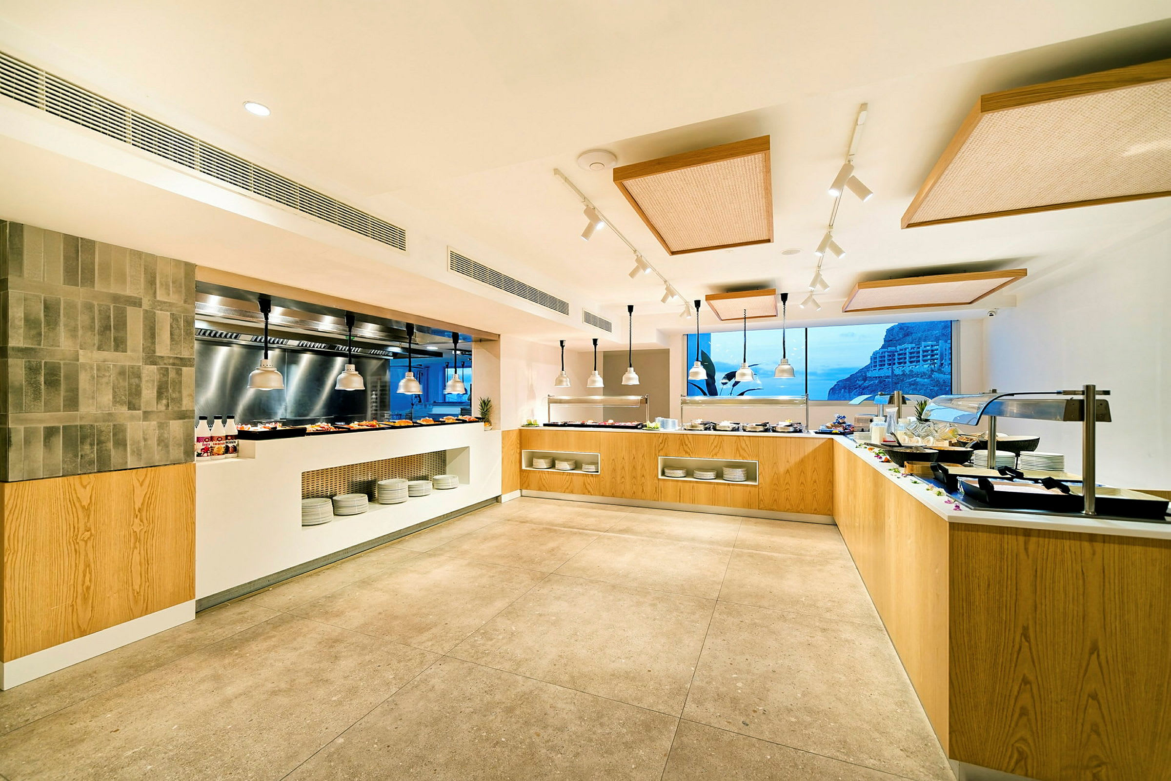 En moderne bufférestaurant med treinnredning, godt opplyst og med panoramavinduer. (AI-generert tekst)