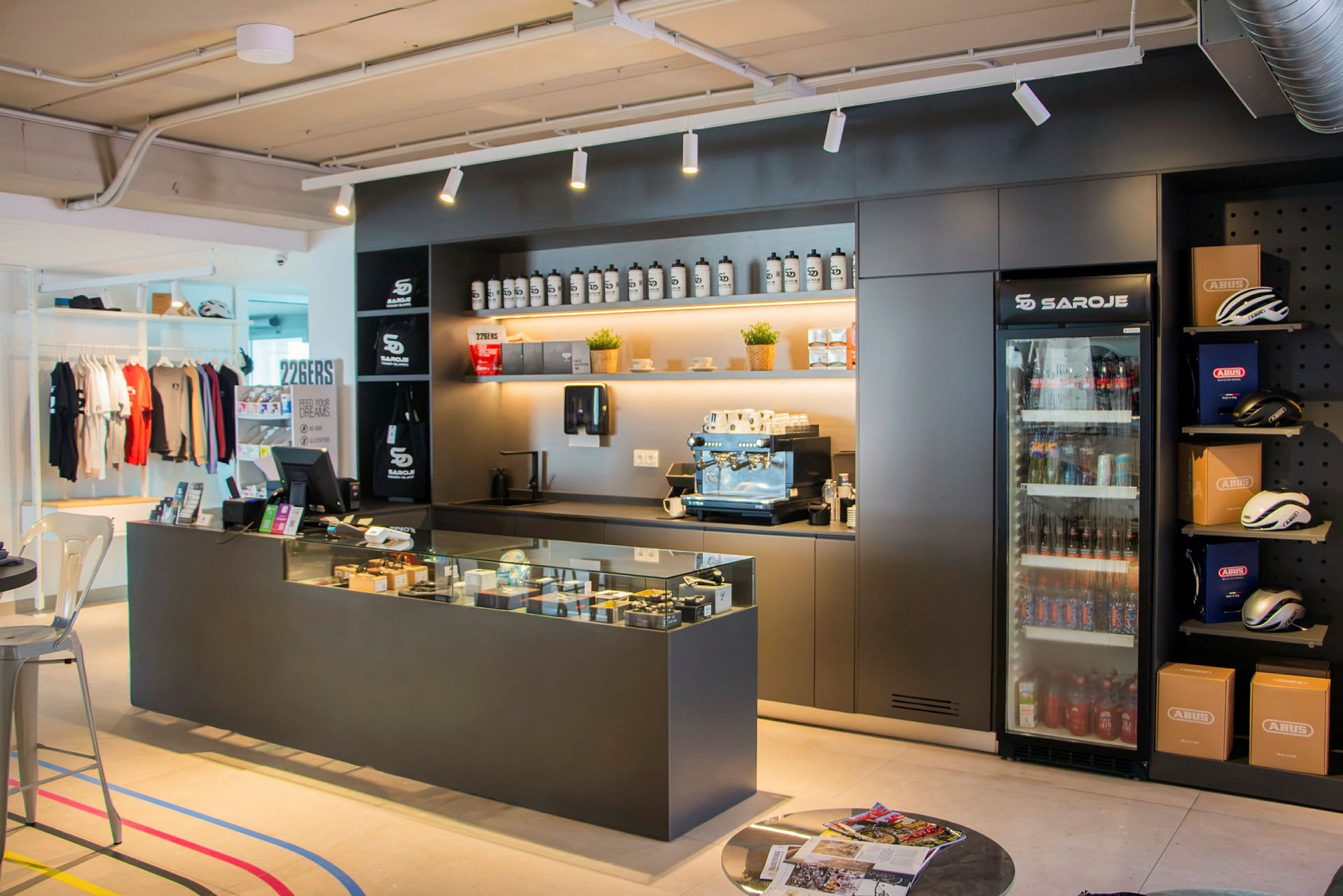 En butikk som selger sykkelutstyr med en kaffebar. (AI-generert tekst)