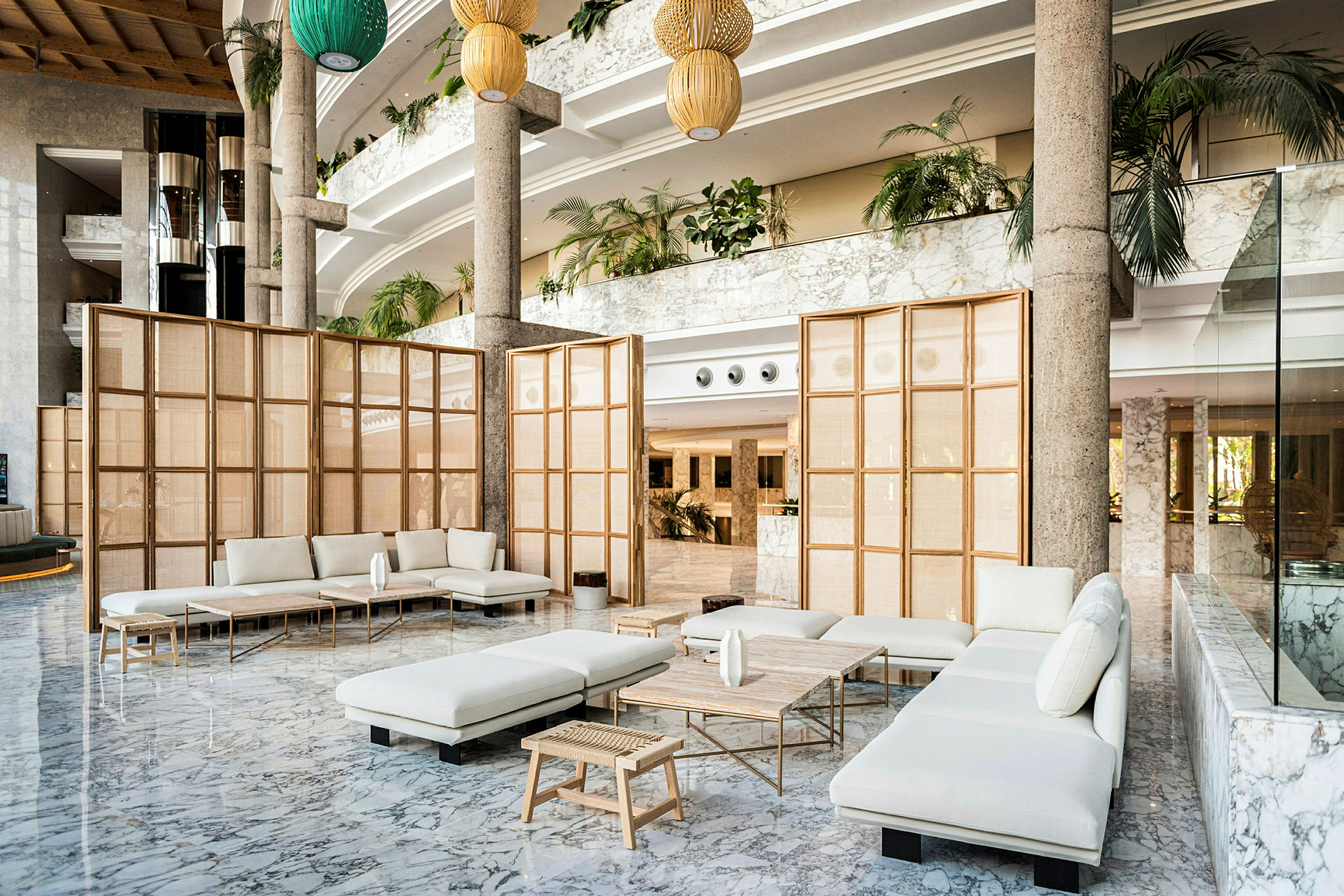 Elegant lobbyområde med lyse møbler og moderne tremøbler. (AI-generert tekst)