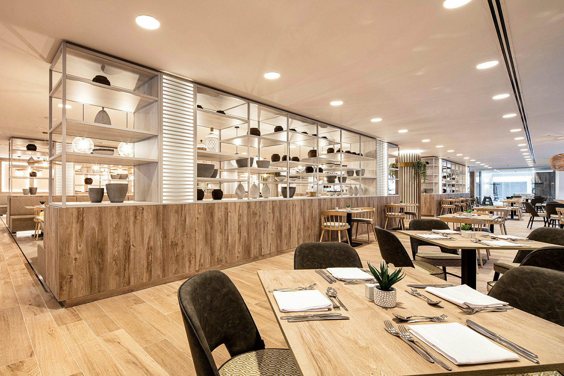 Bilde av en moderne restaurant med trebord og stoler samt dekorative hyller. (AI-generert tekst)