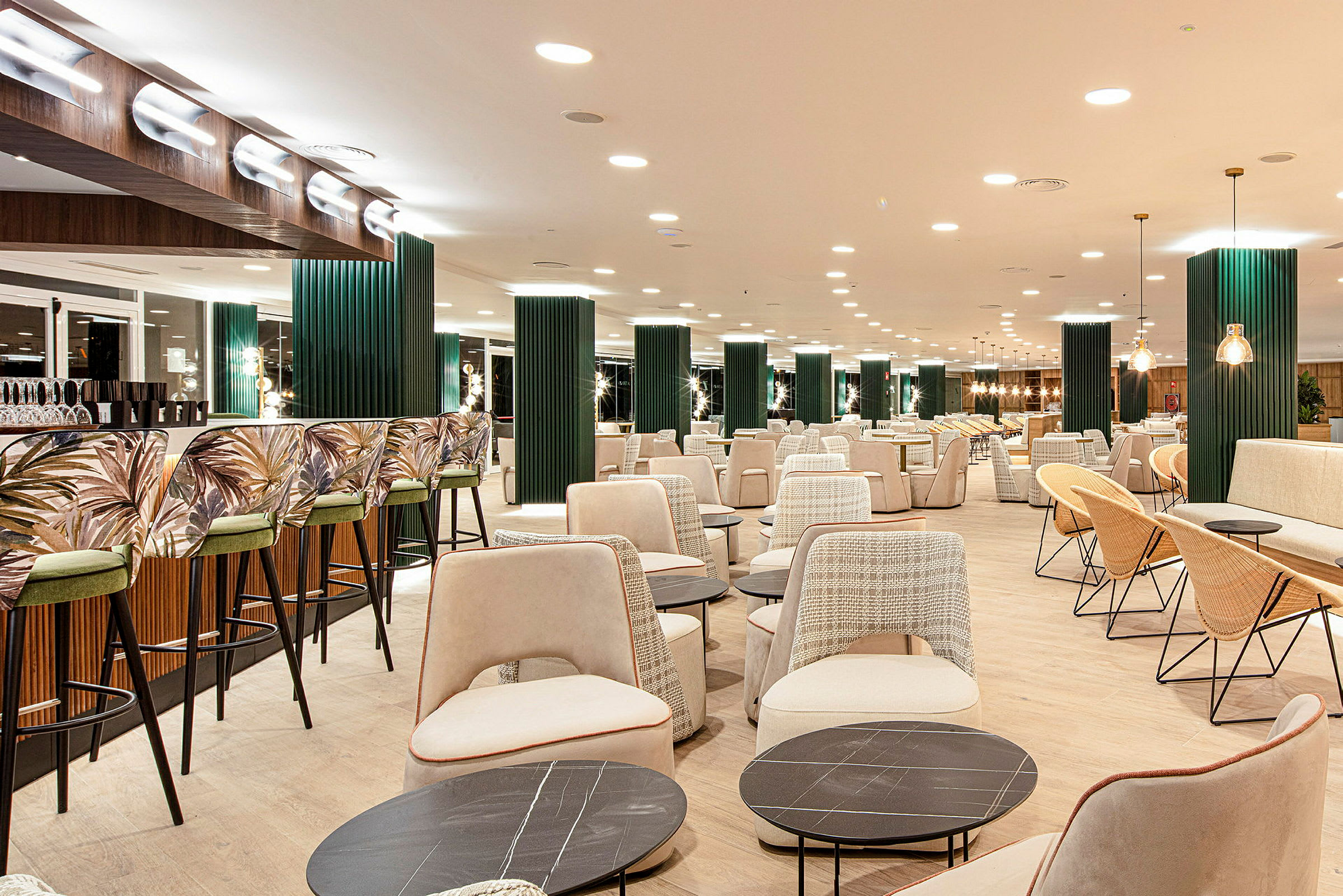 En moderne hotellounge med sittegrupper og bar. (AI-generert tekst)