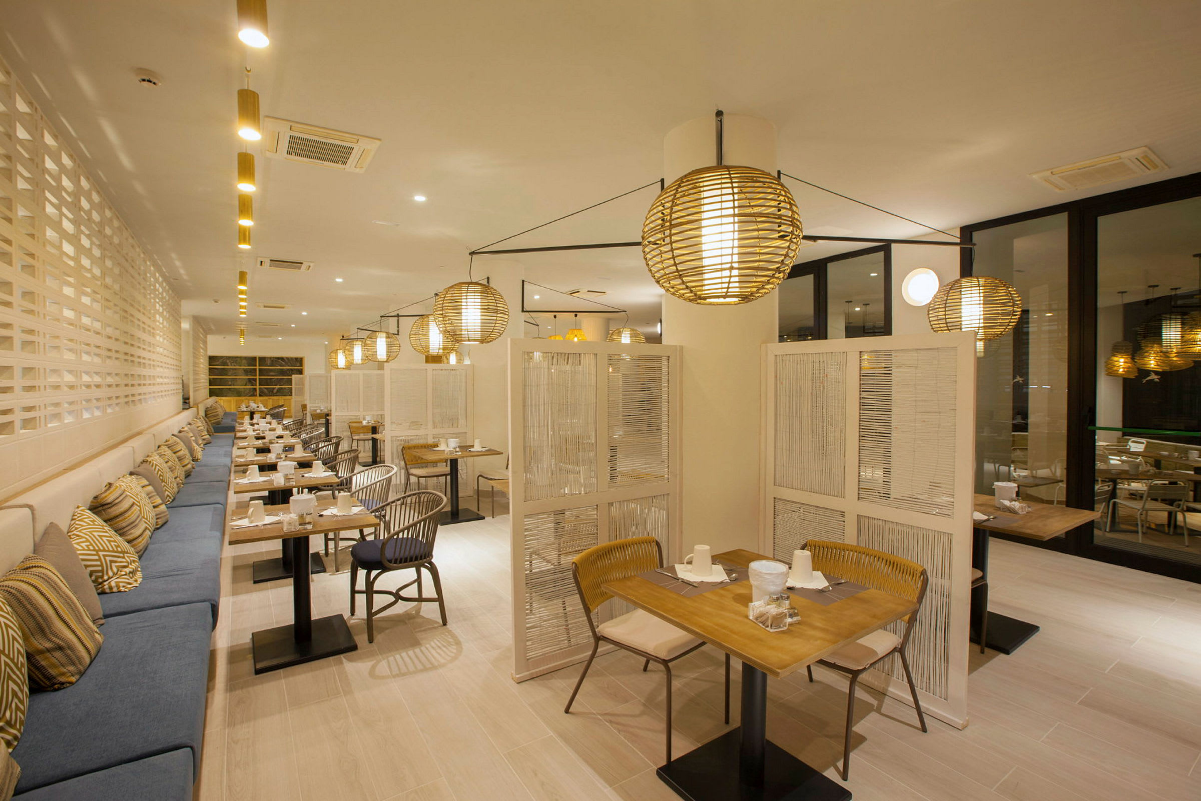En elegant restaurant med moderne lamper og bord. (AI-generert tekst)