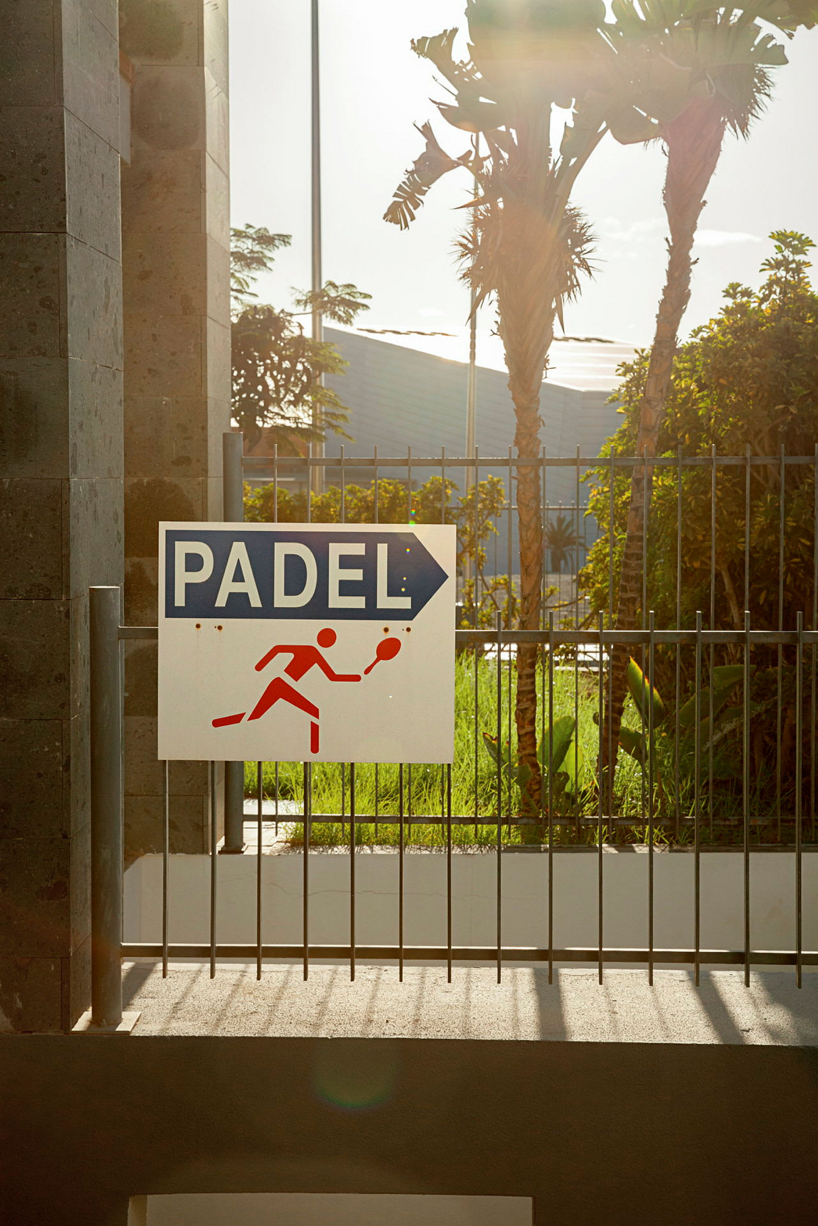 Skilt for padelbane med en illustrasjon av en spiller. (AI-generert tekst)