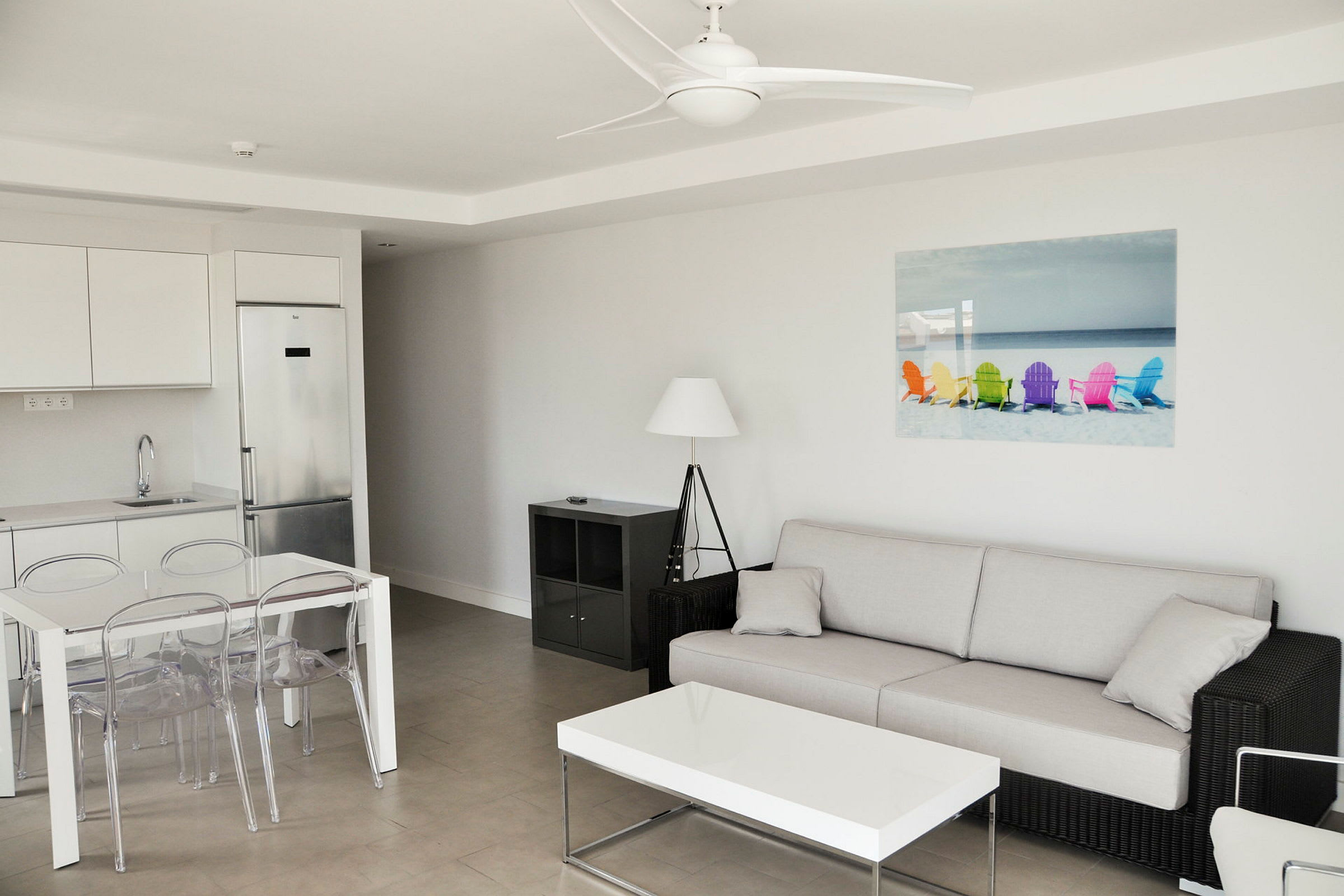 Moderne innredt stue med sofa, sofabord, spisebord og kjøkken. (AI-generert tekst)
