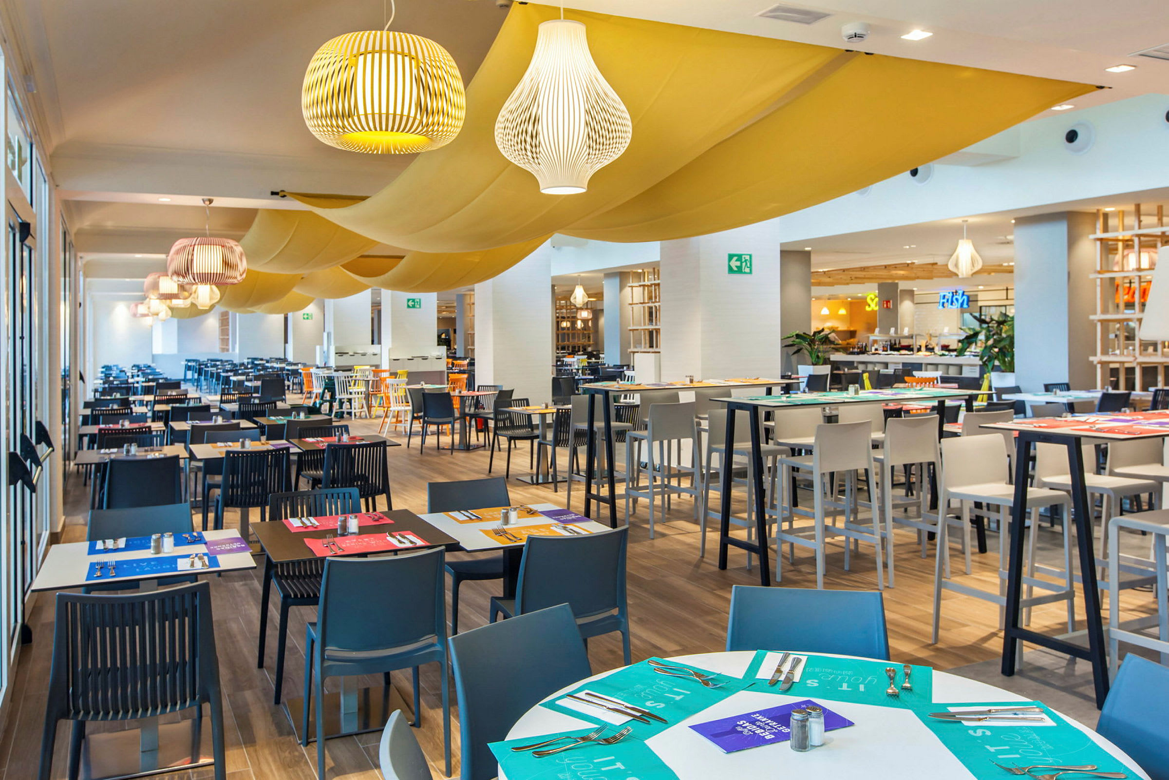Interiør av en restaurant med ferdig bordsetting og stoler. (AI-generert tekst)