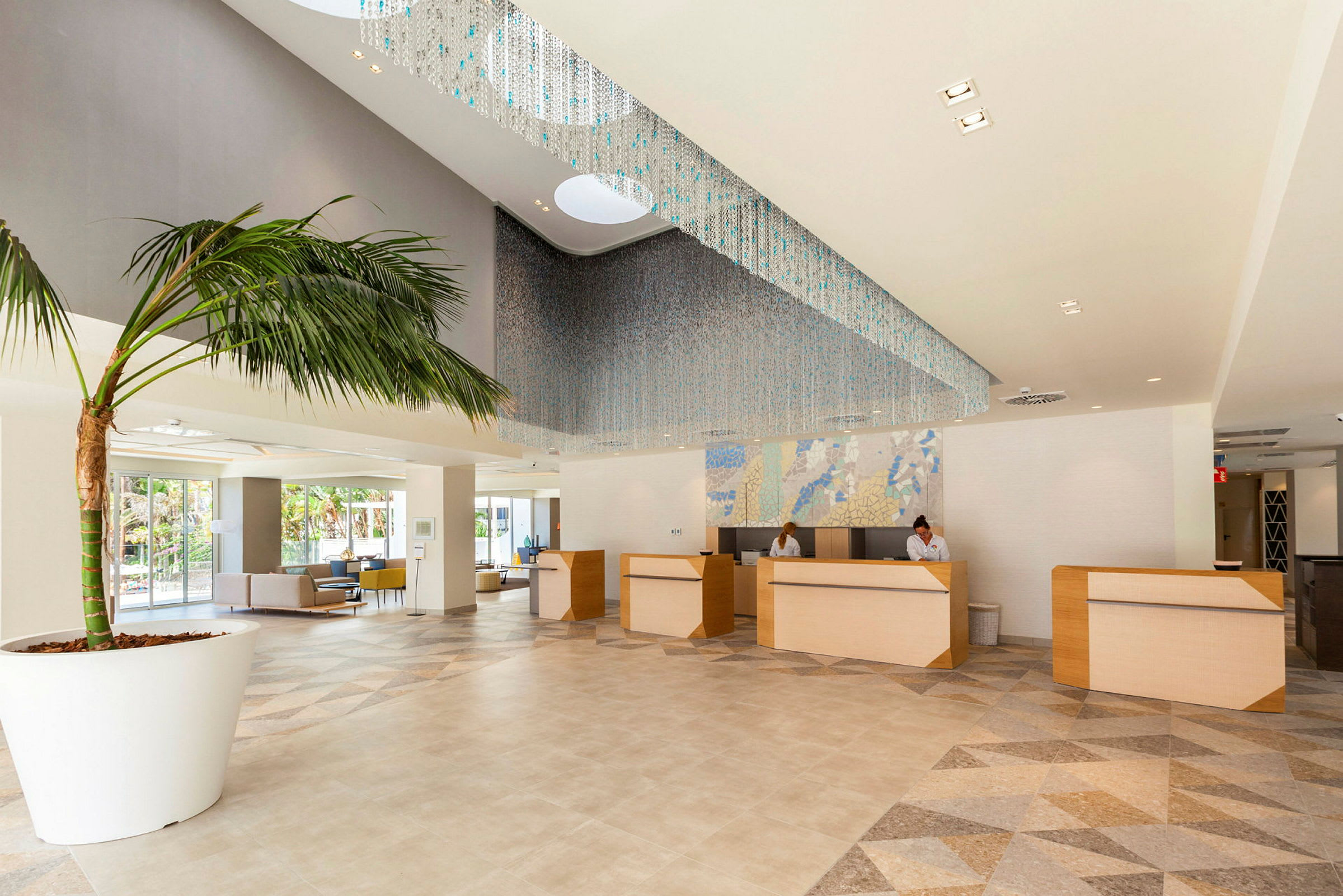 Hotellobby med moderne resepsjonsdisker og dekorativt tak. (AI-generert tekst)