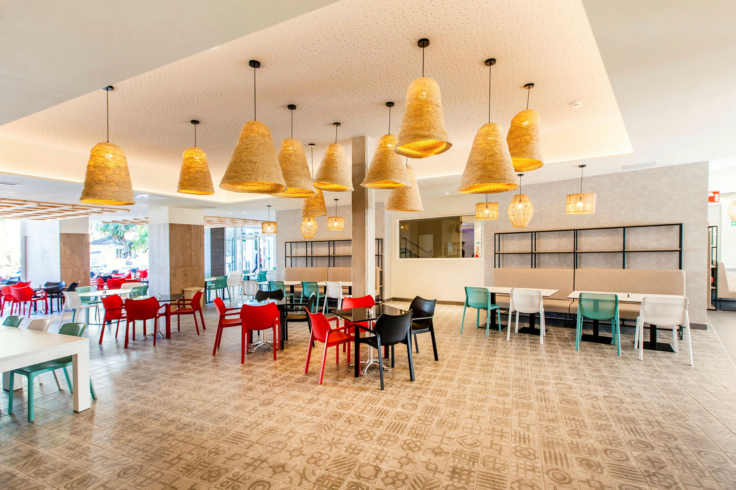 Interiør av en restaurant med fargerike stoler og hengende lamper. (AI-generert tekst)