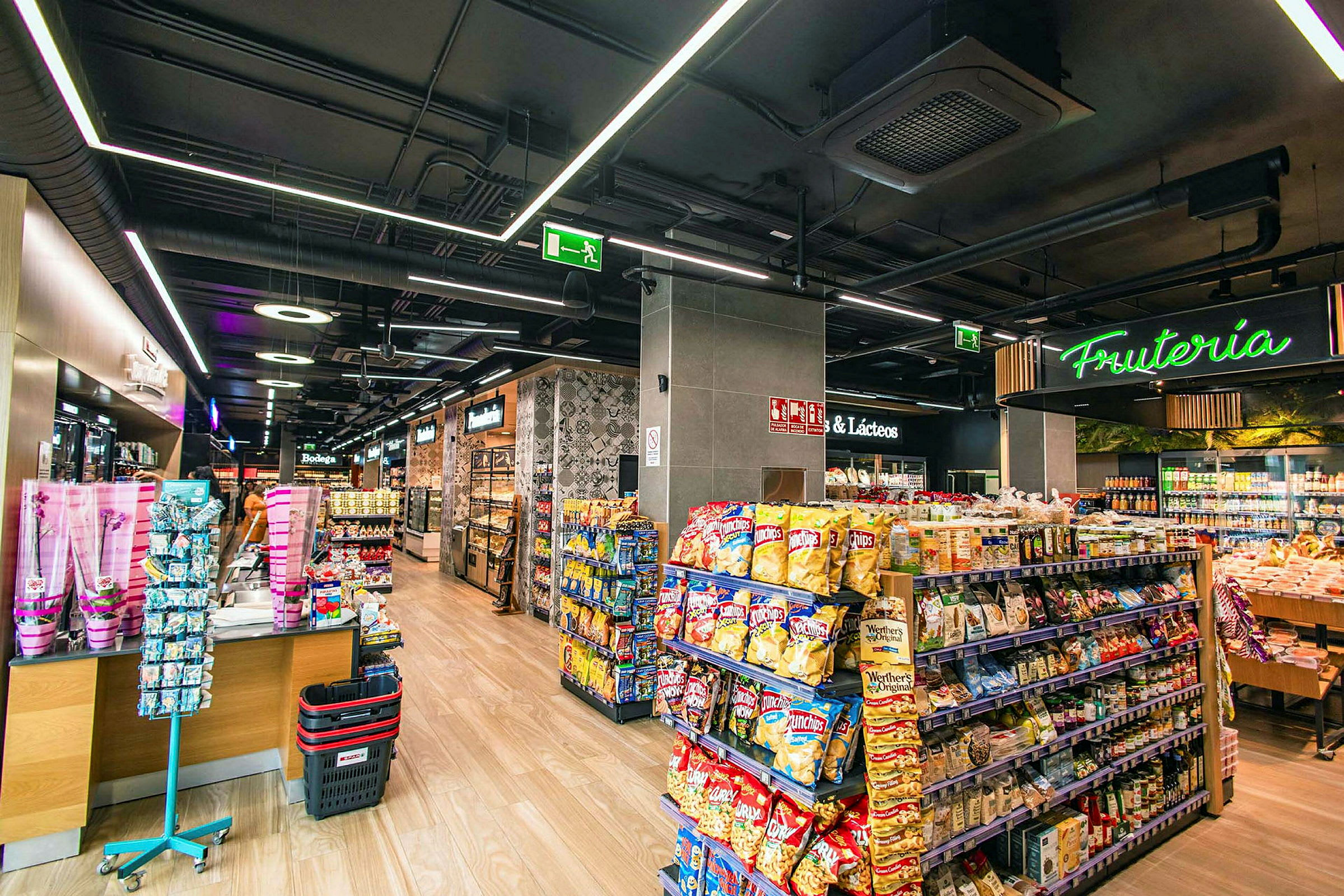 Interiør av en godt opplyst butikk med hyller fylt med snacks og varer. (AI-generert tekst)