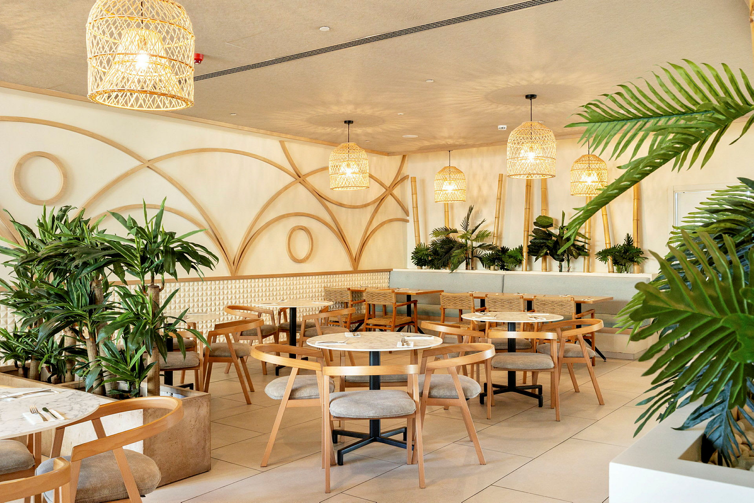 Restaurant med moderne møbler og frodige planter. (AI-generert tekst)