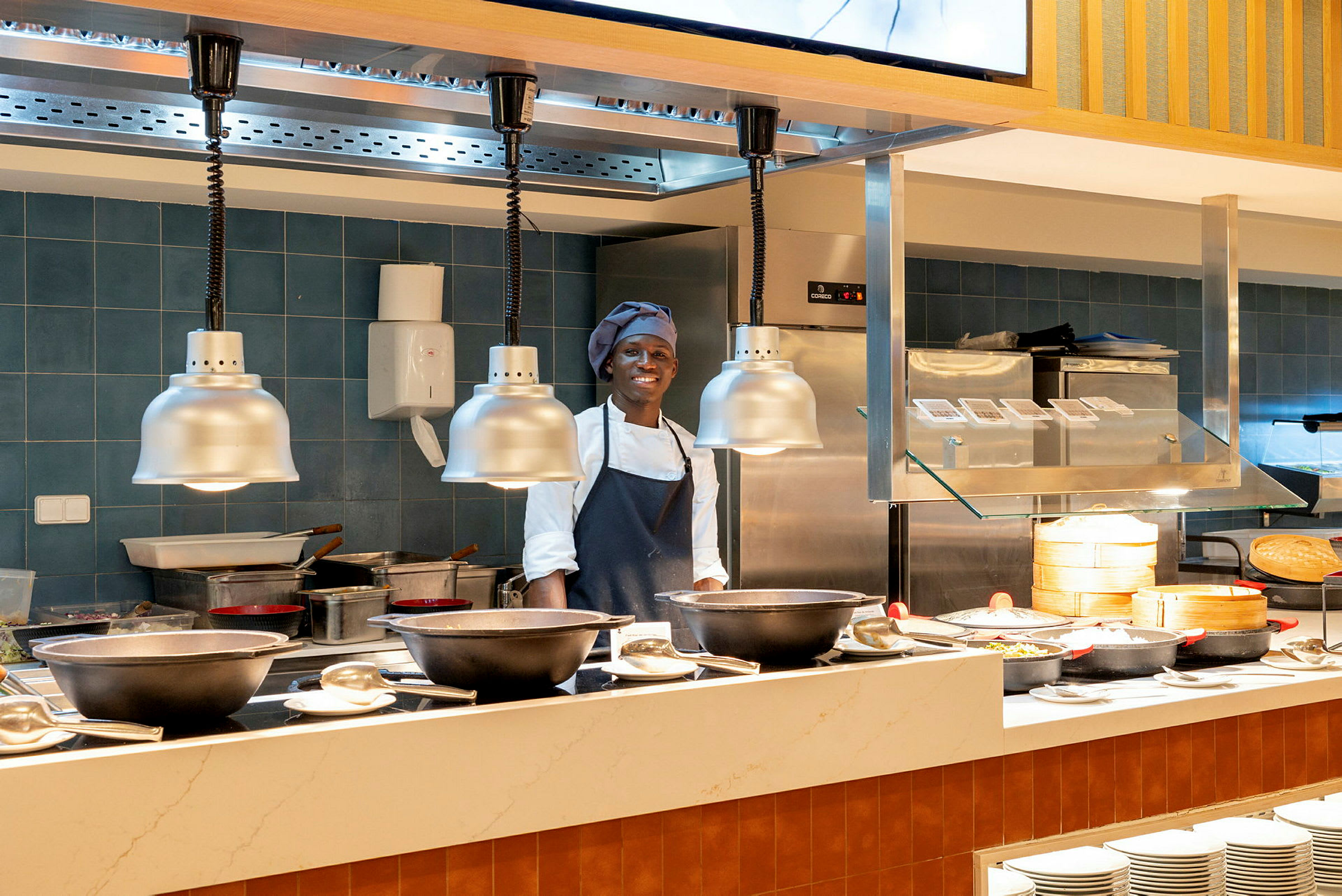 Bilde av en restaurantdisk med ulike tilberedte retter og serveringsutstyr. (AI-generert tekst)
