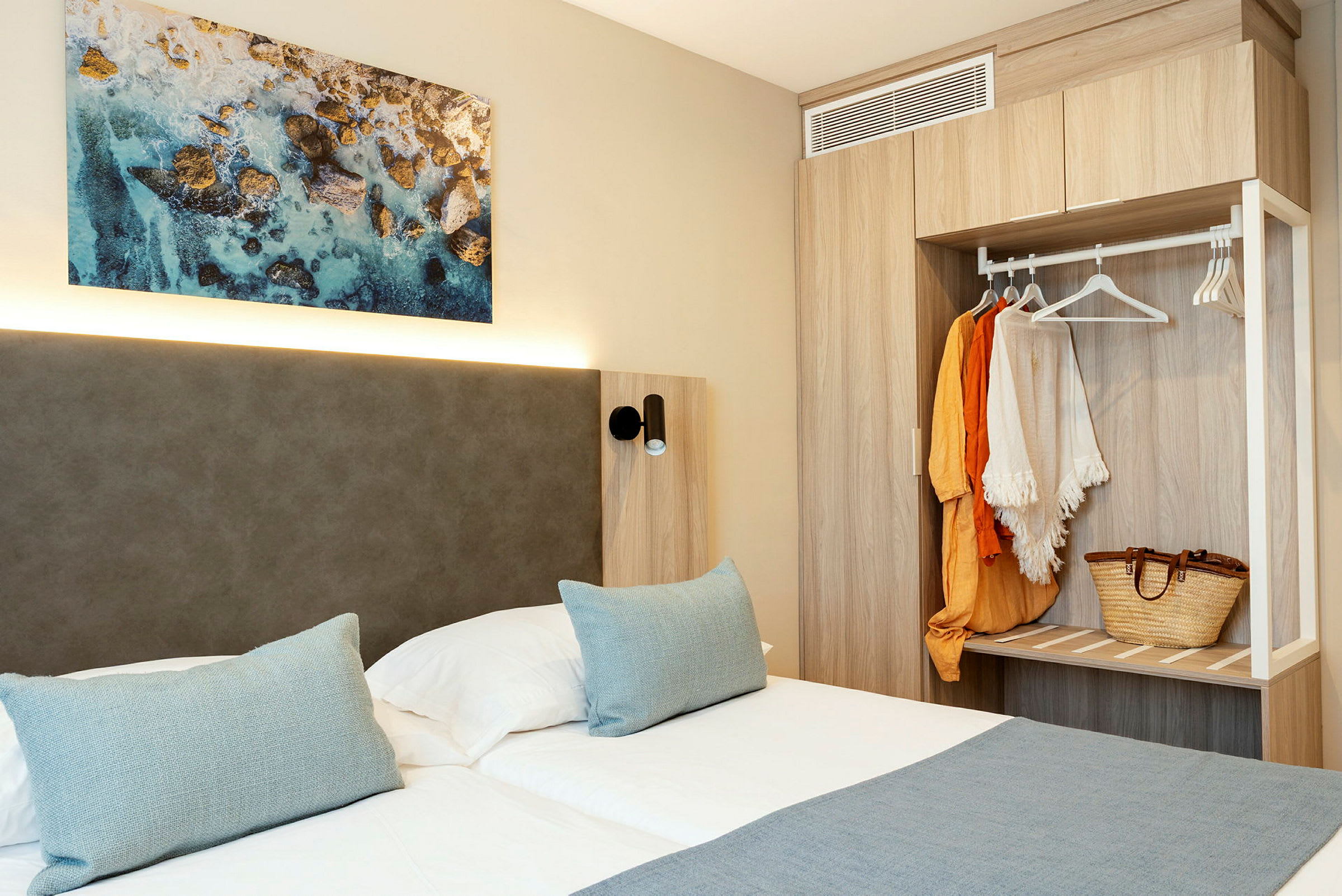 Bilde av et hotellrom med dobbeltseng, veggkunst og garderobe. (AI-generert tekst)