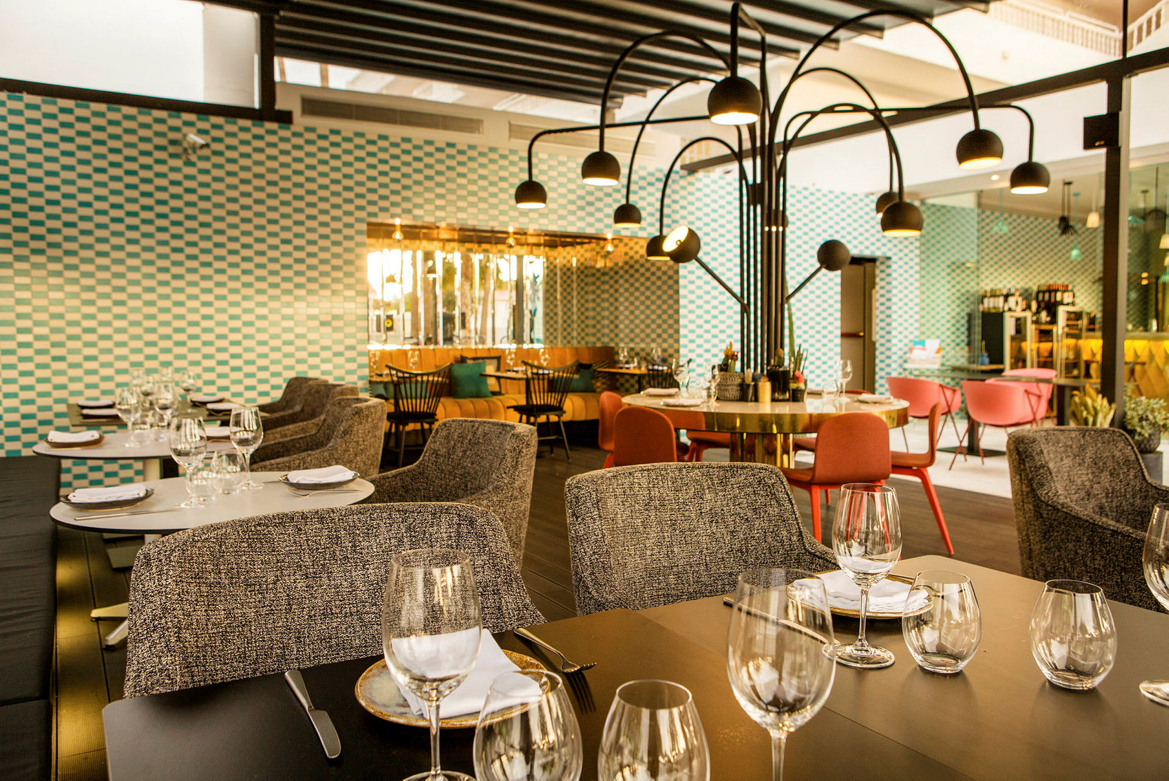 Moderne restaurant med dekkede bord, stoler og dekorativ belysning. (AI-generert tekst)