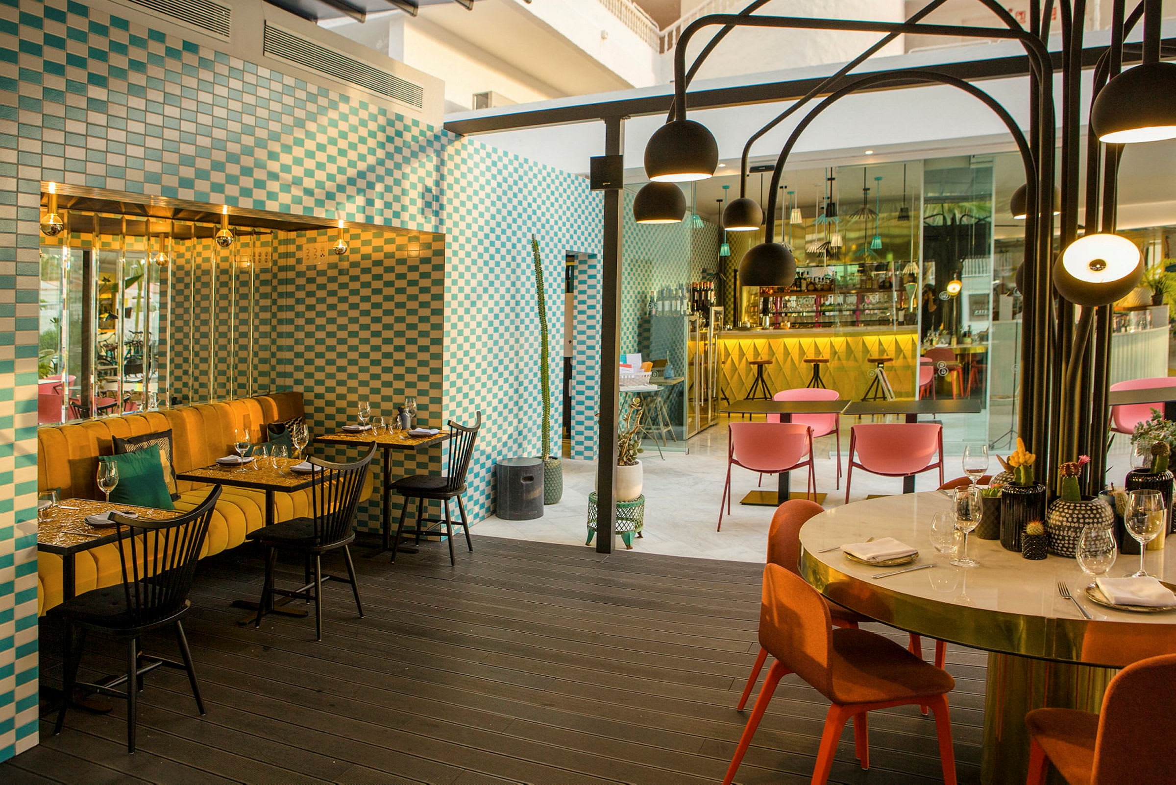 En moderne restaurant med fargerike stoler og moderne innredningsdetaljer. (AI-generert tekst)