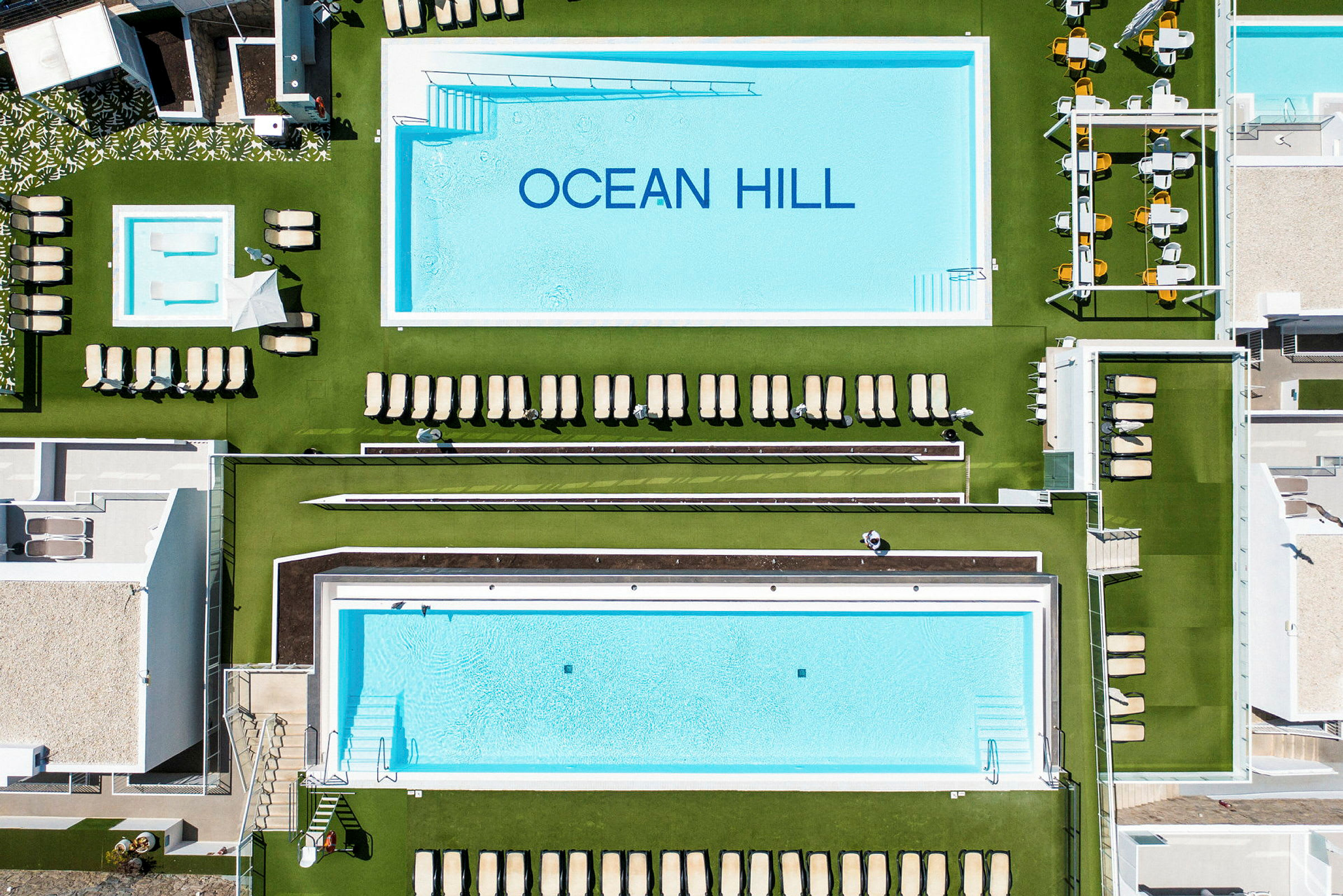 Flyutsikt over bassengområdet ved Ocean Hill hotell. (AI-generert tekst)